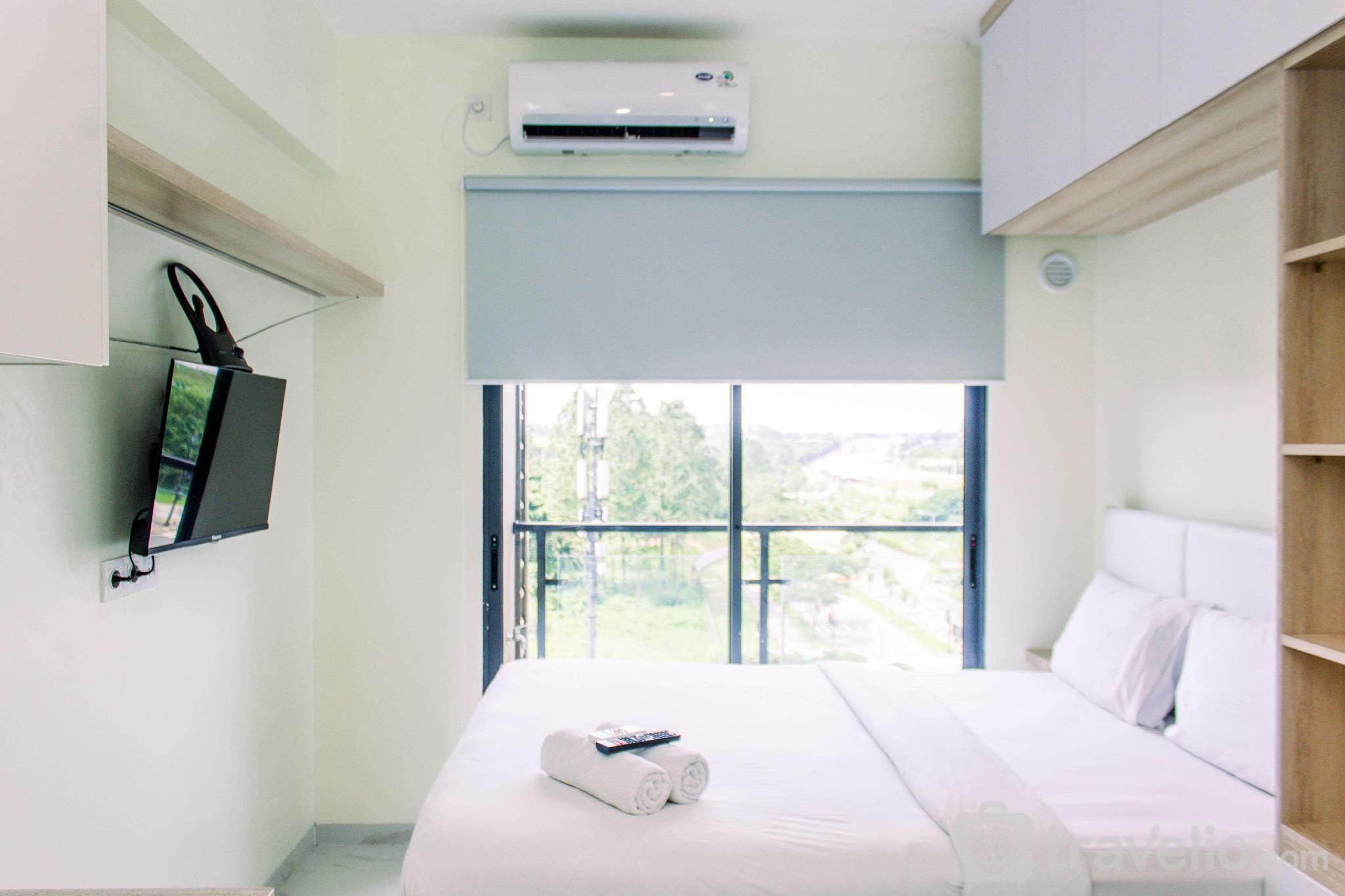 Studio with Cozy Design Sky House BSD By Travelio
