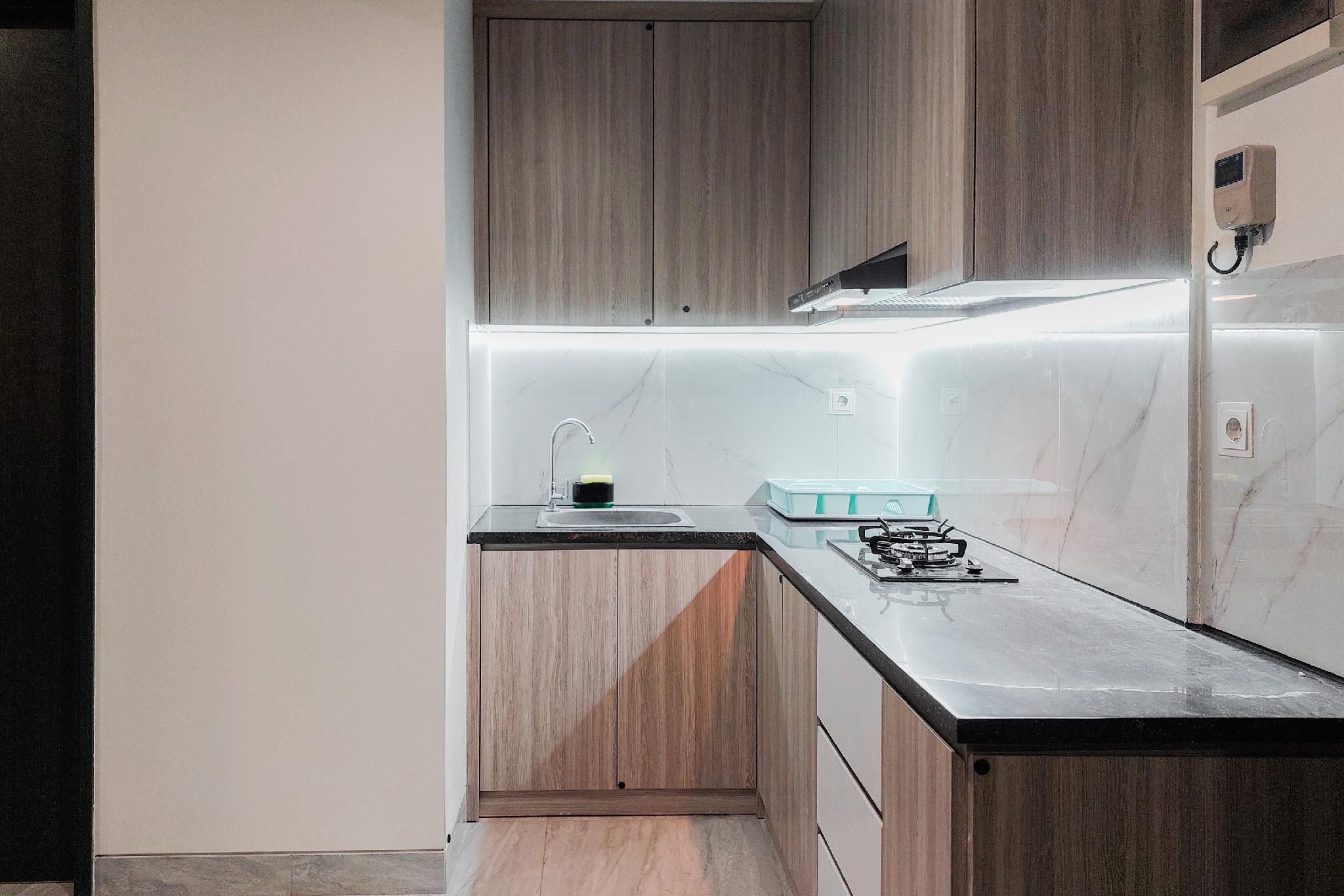 Good Warm 2BR at Collins Boulevard Apt By Travelio