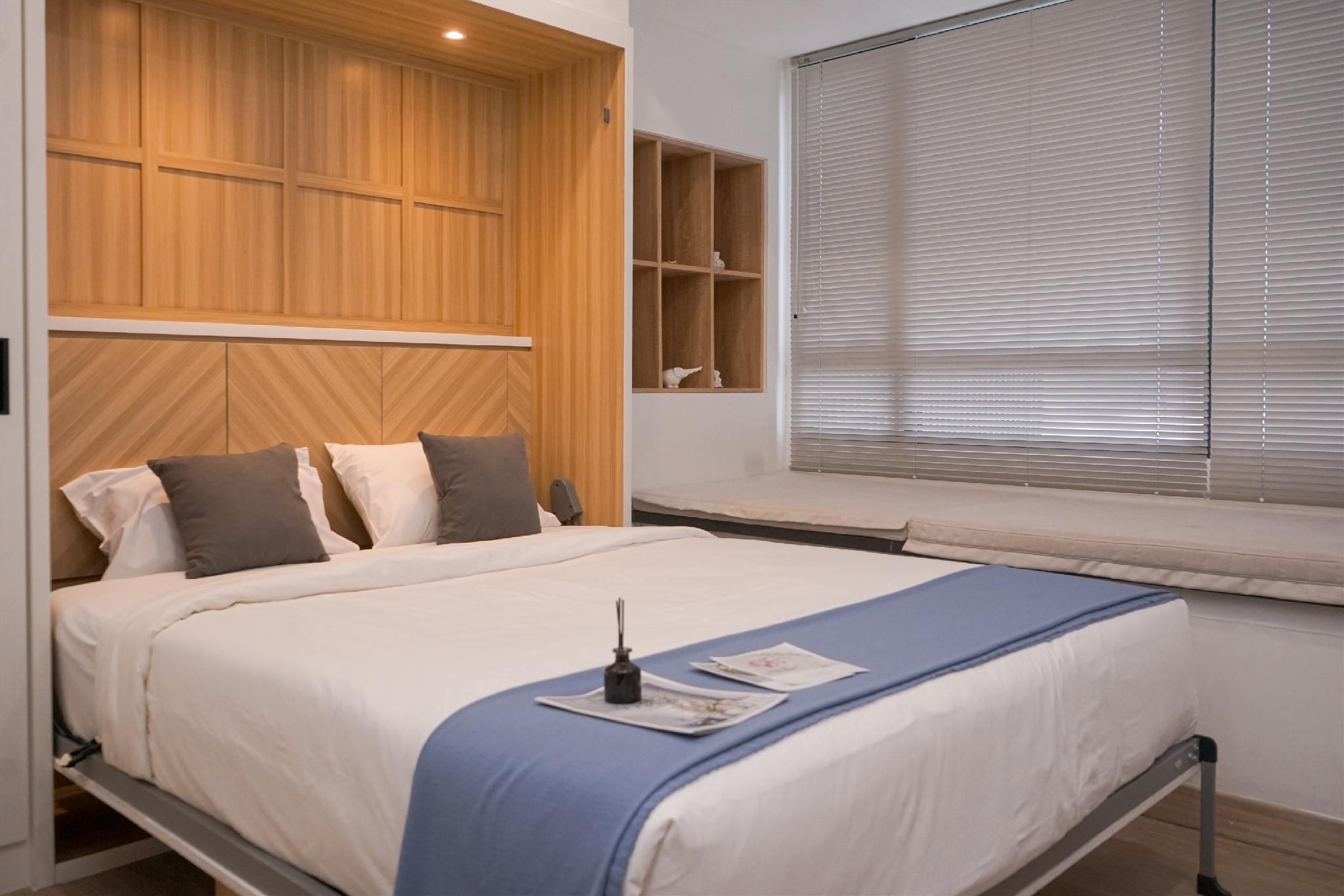 Modern Comfy Studio Collins Boulevard By Travelio