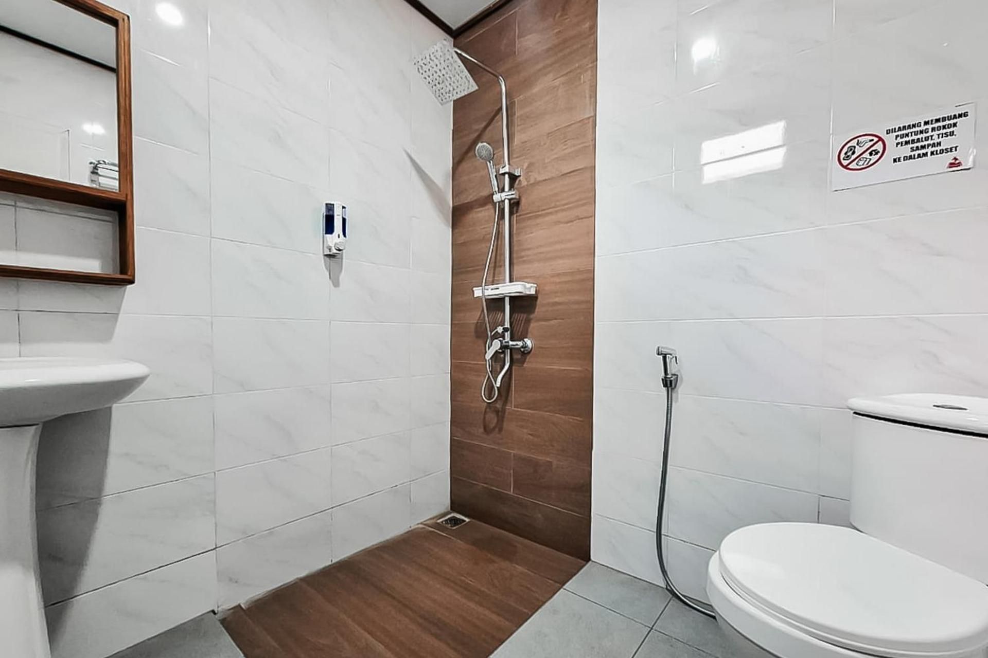 Urbanview Onengan Resort Deluxe Family Room 3