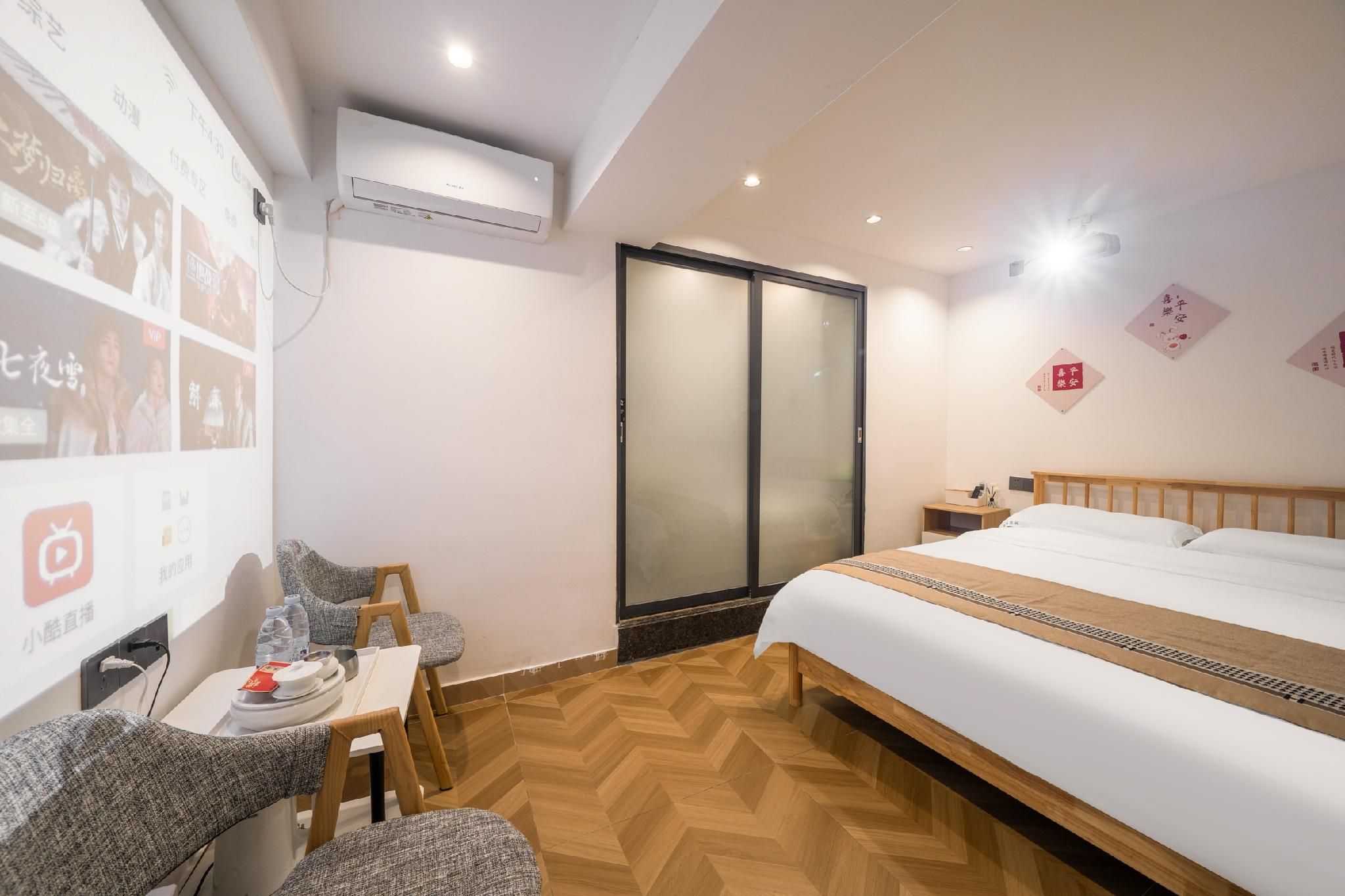 Room with Queen Bed