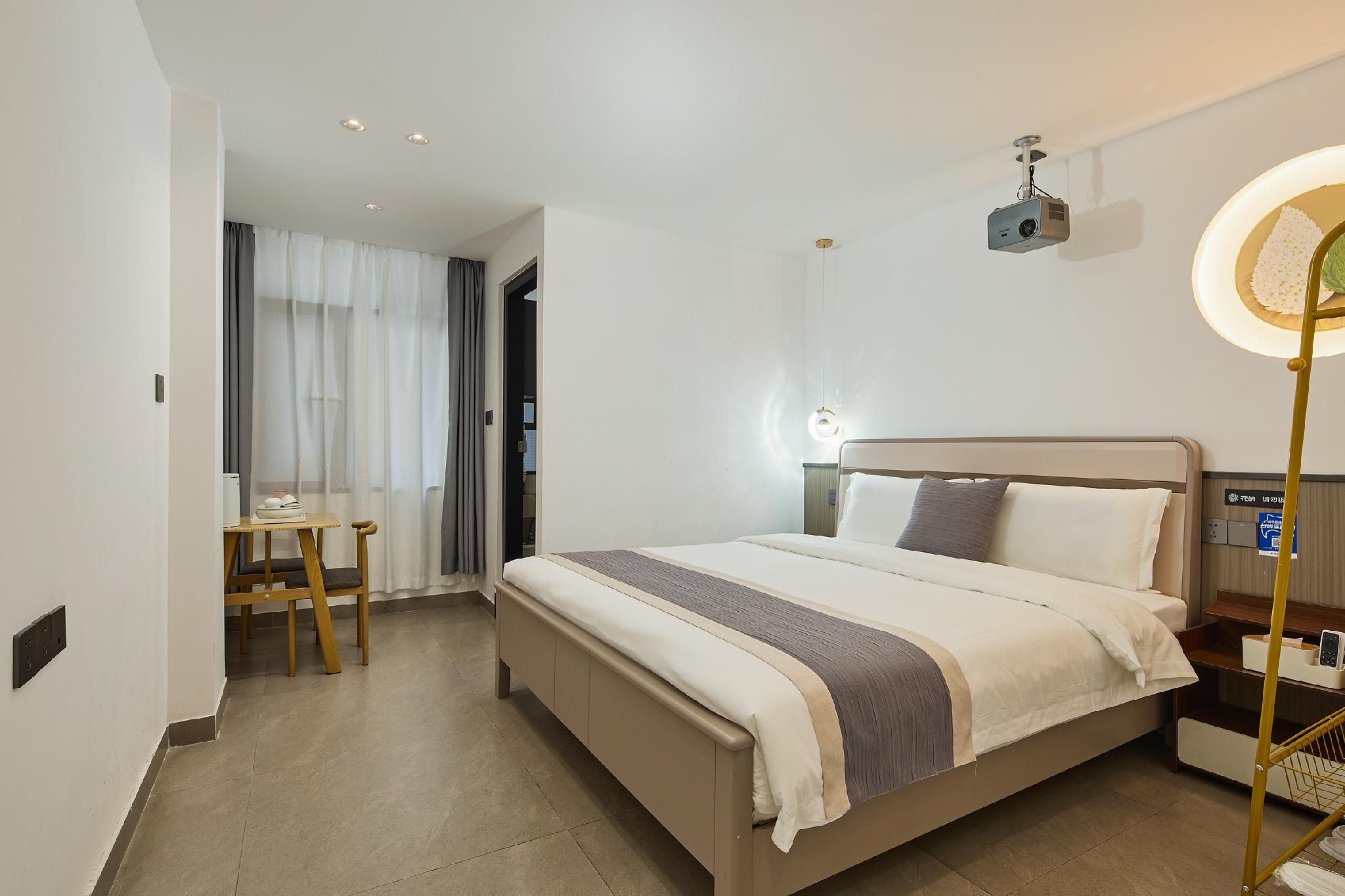 Deluxe Room Queen