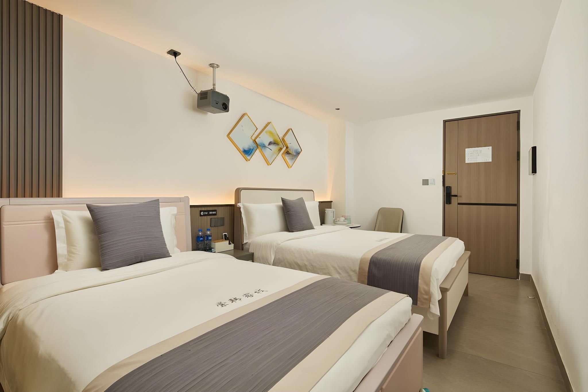 Deluxe Room Queen