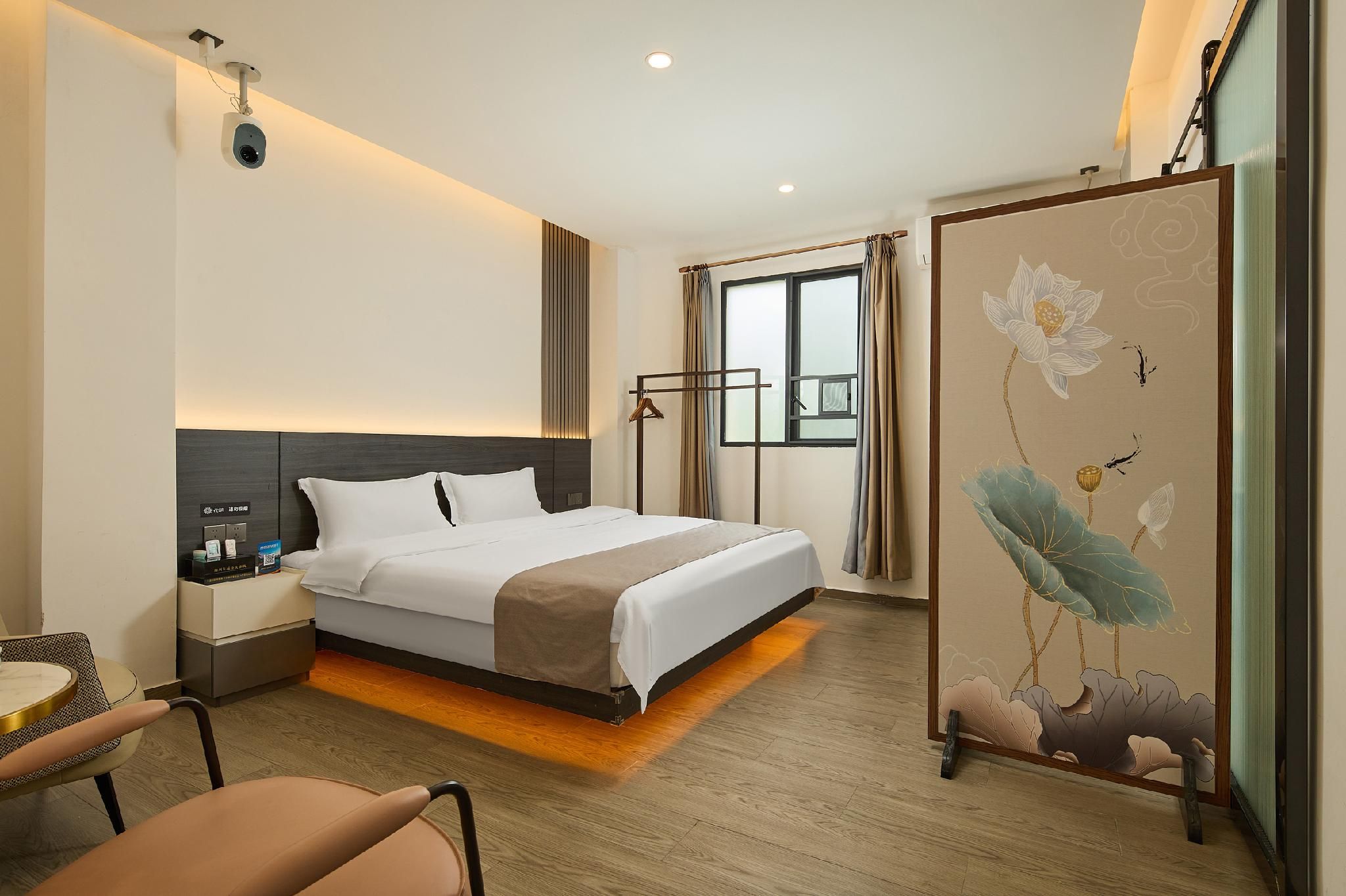 Deluxe Room Queen