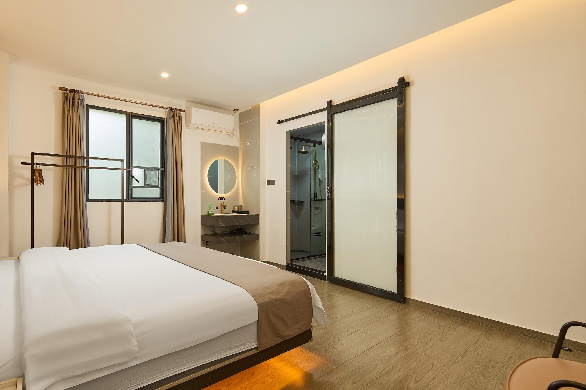 Deluxe Room Queen