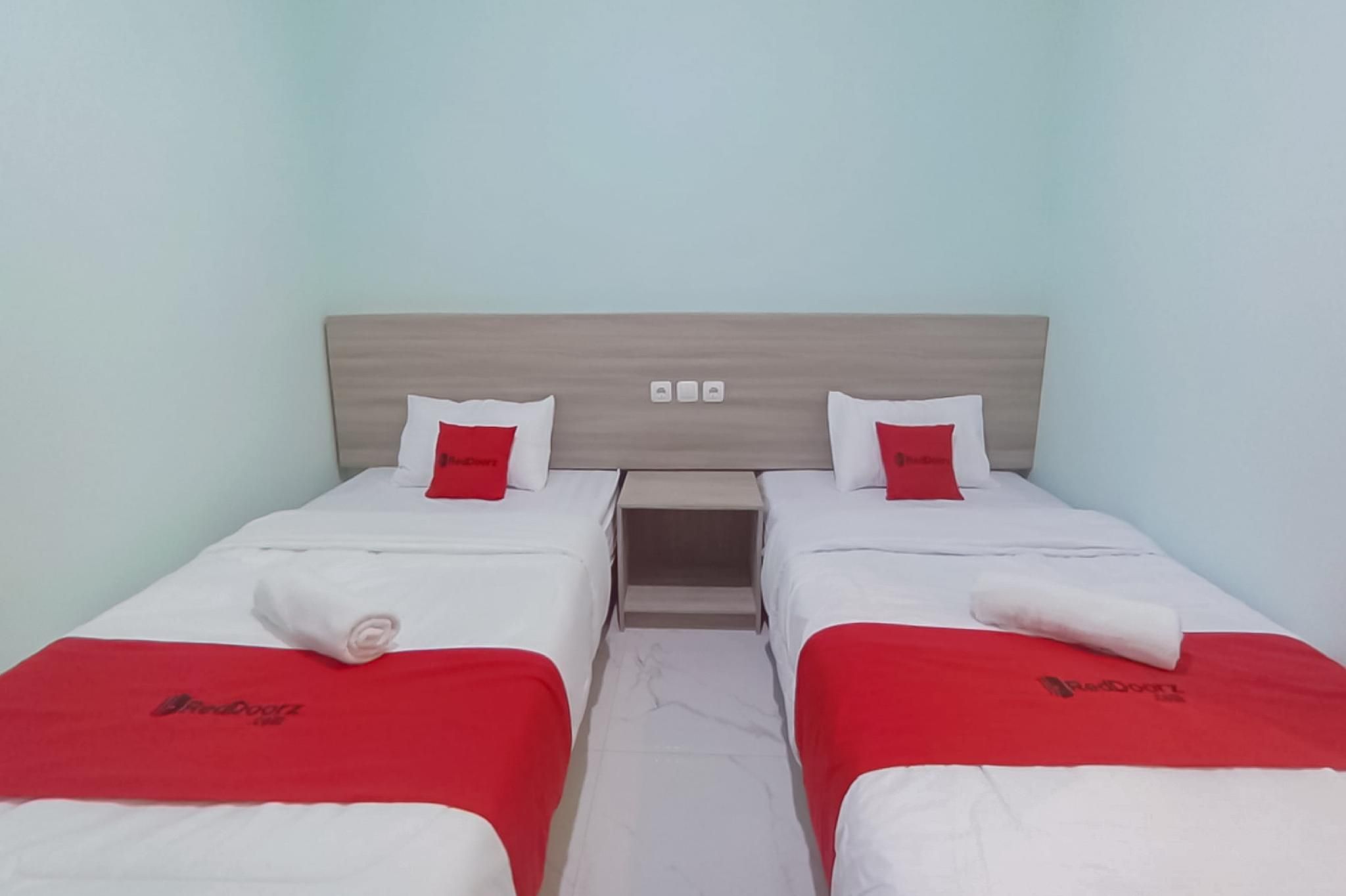 RedDoorz @ Diamond Inn Stasiun Pekalongan Twin Room 2