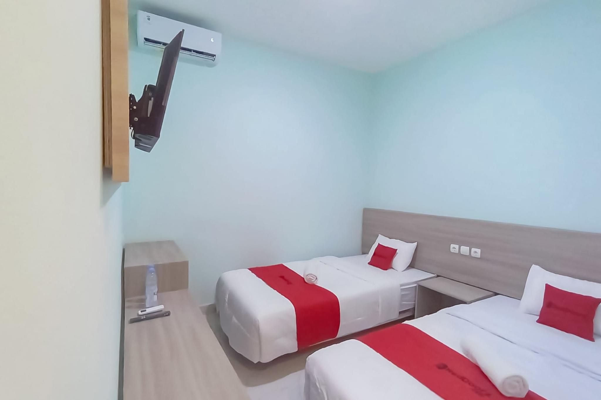 RedDoorz @ Diamond Inn Stasiun Pekalongan Twin Room 3