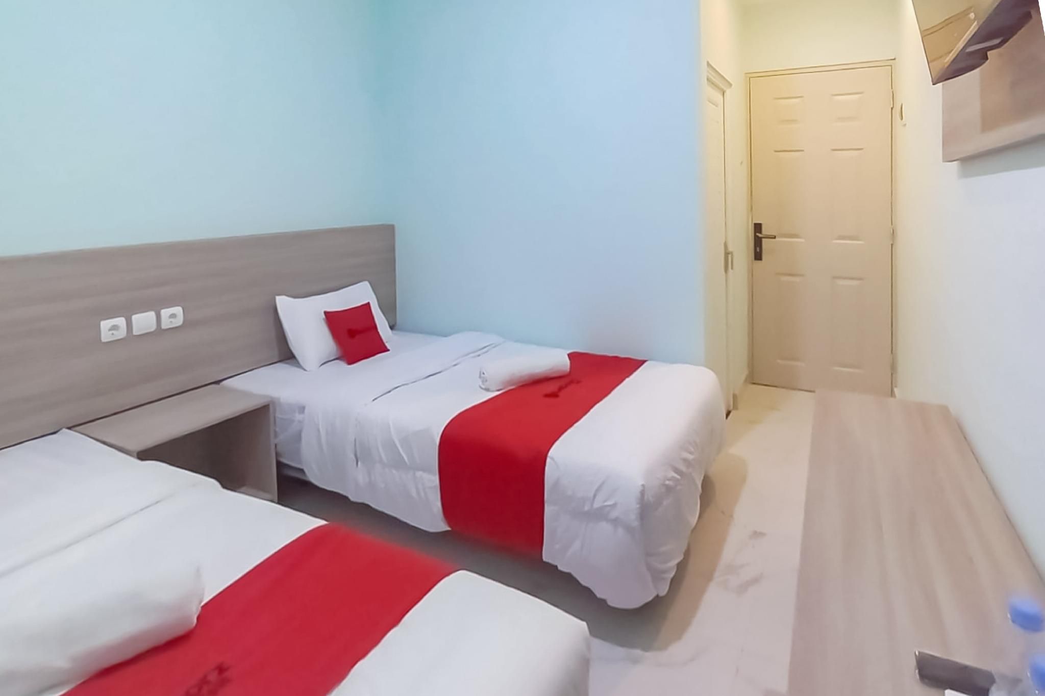 RedDoorz @ Diamond Inn Stasiun Pekalongan Twin Room