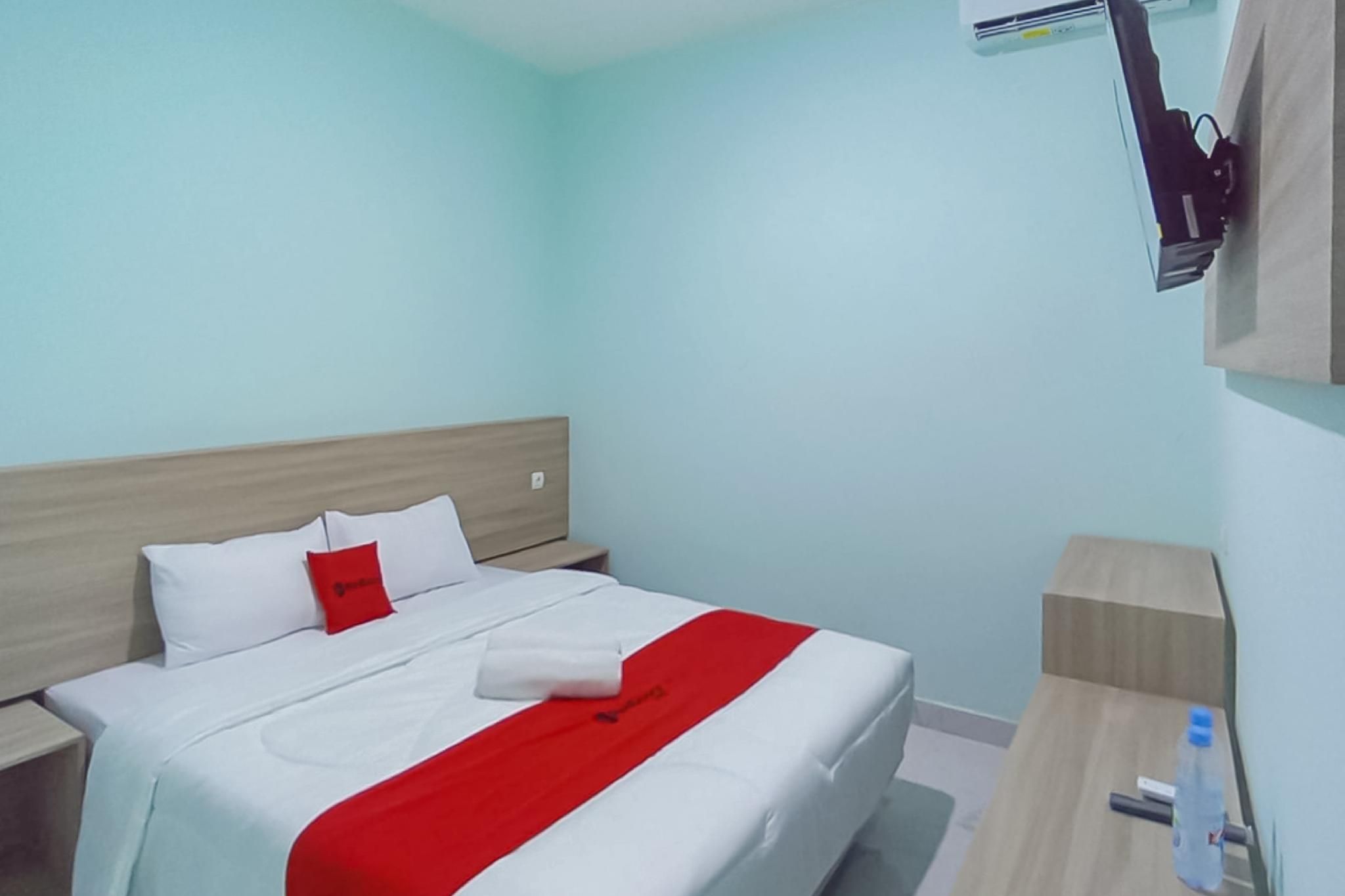 RedDoorz @ Diamond Inn Stasiun Pekalongan