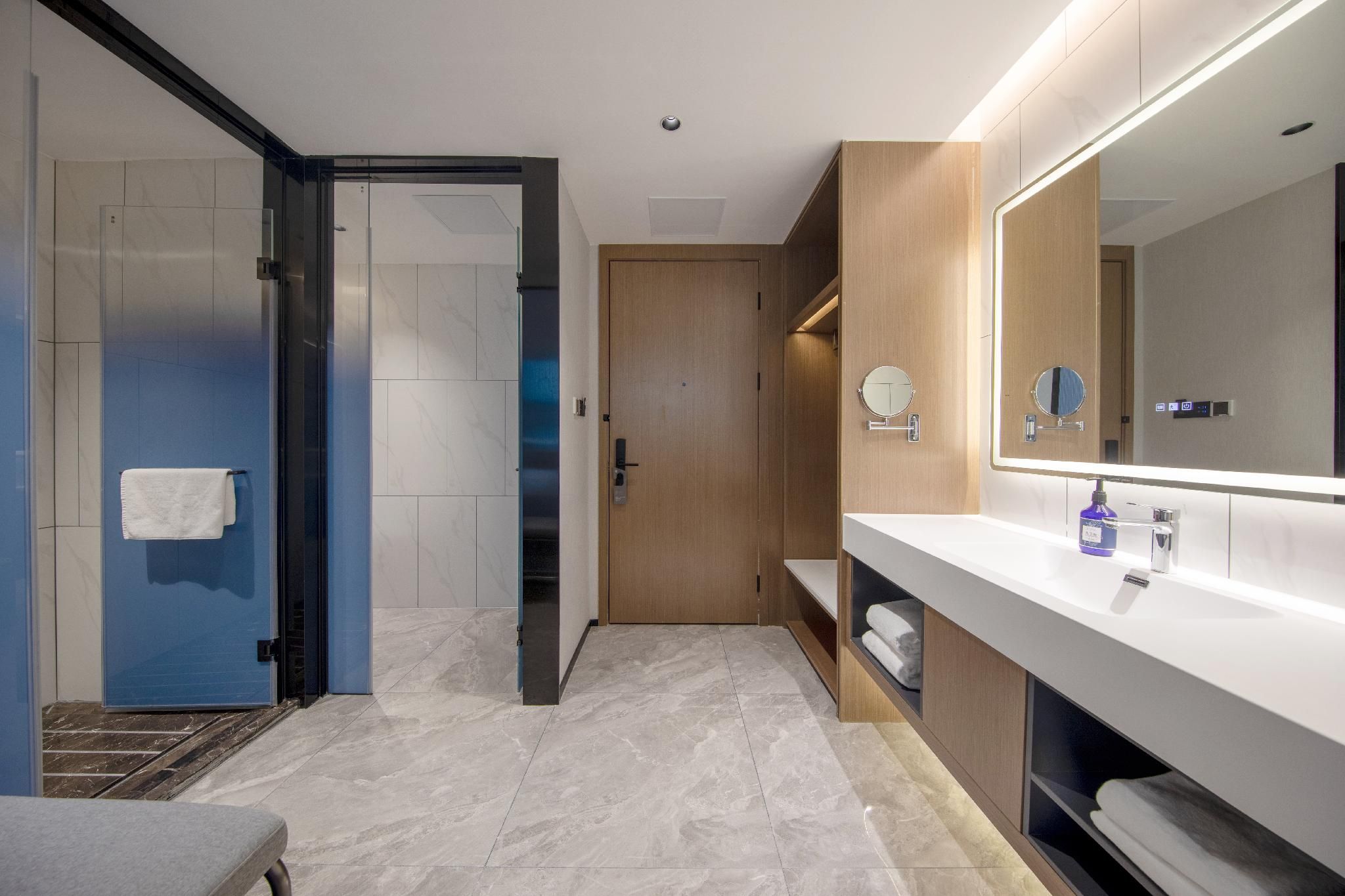 Huazhu - Superior Twin