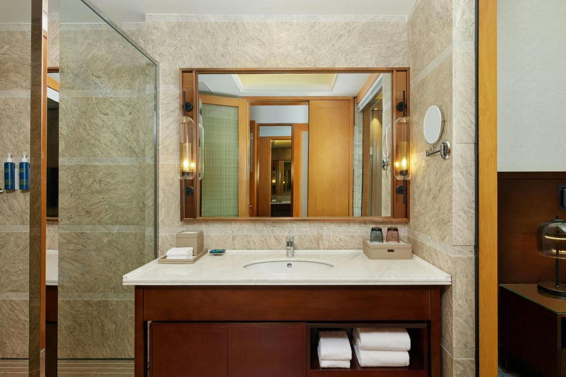 Four Points by Sheraton Anshun, Huangguoshu Superior king room with garden view 2