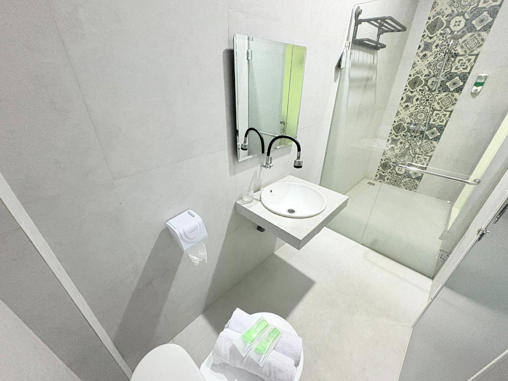 Guest House BMT NU Ngasem RedPartner Bojonegoro Deluxe Twin Room 3