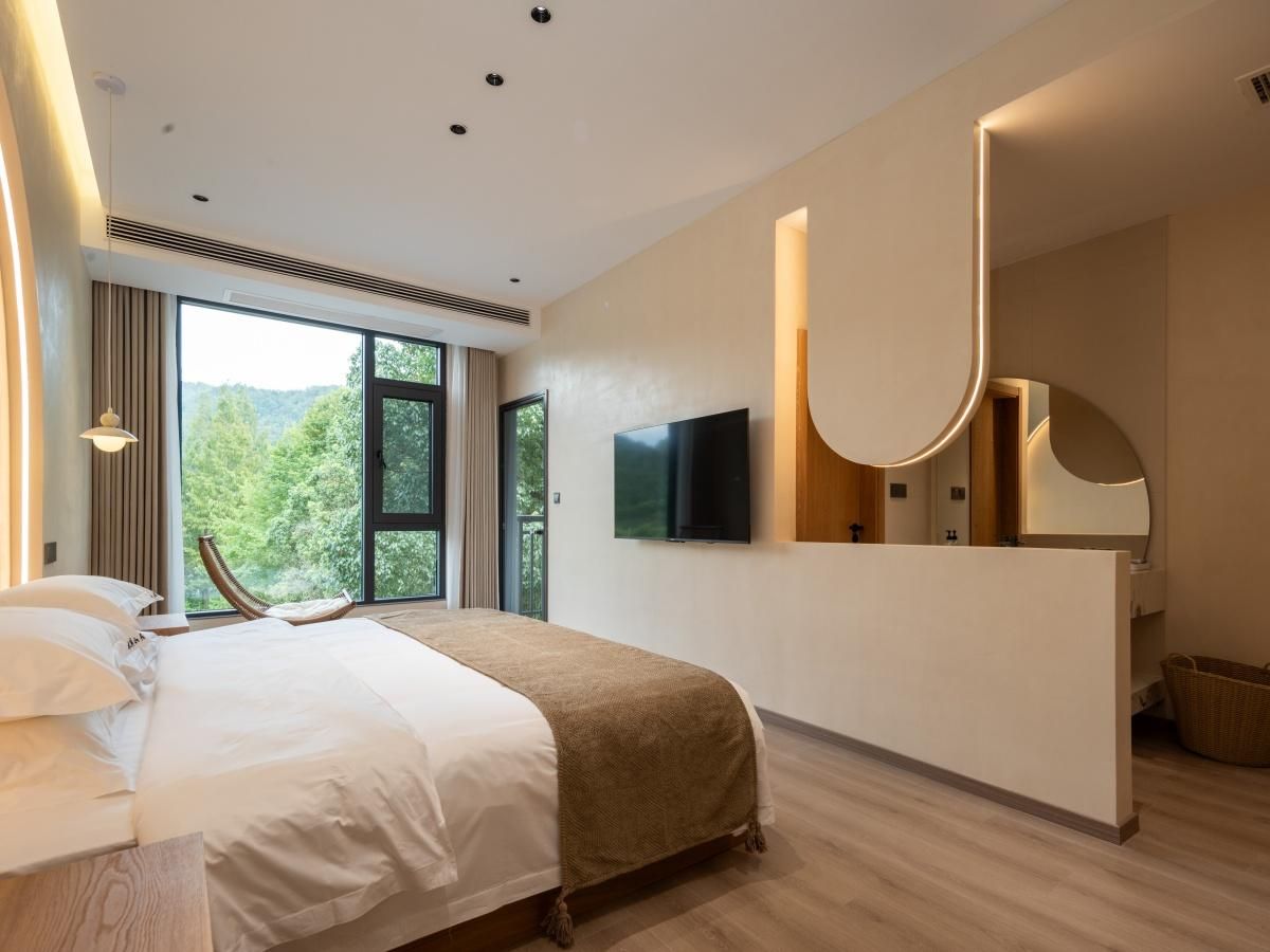 Luxe Queen Room