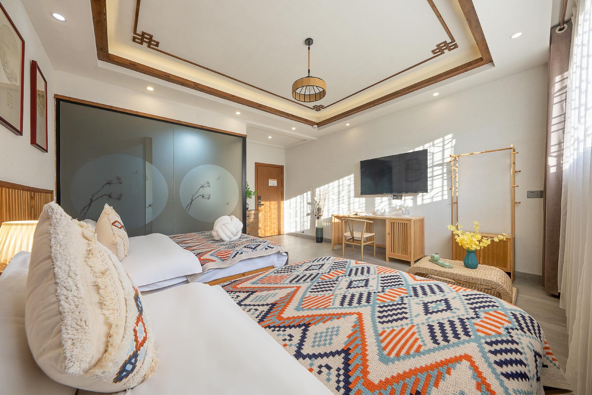 Family Room with Nature - Kid-Friendly