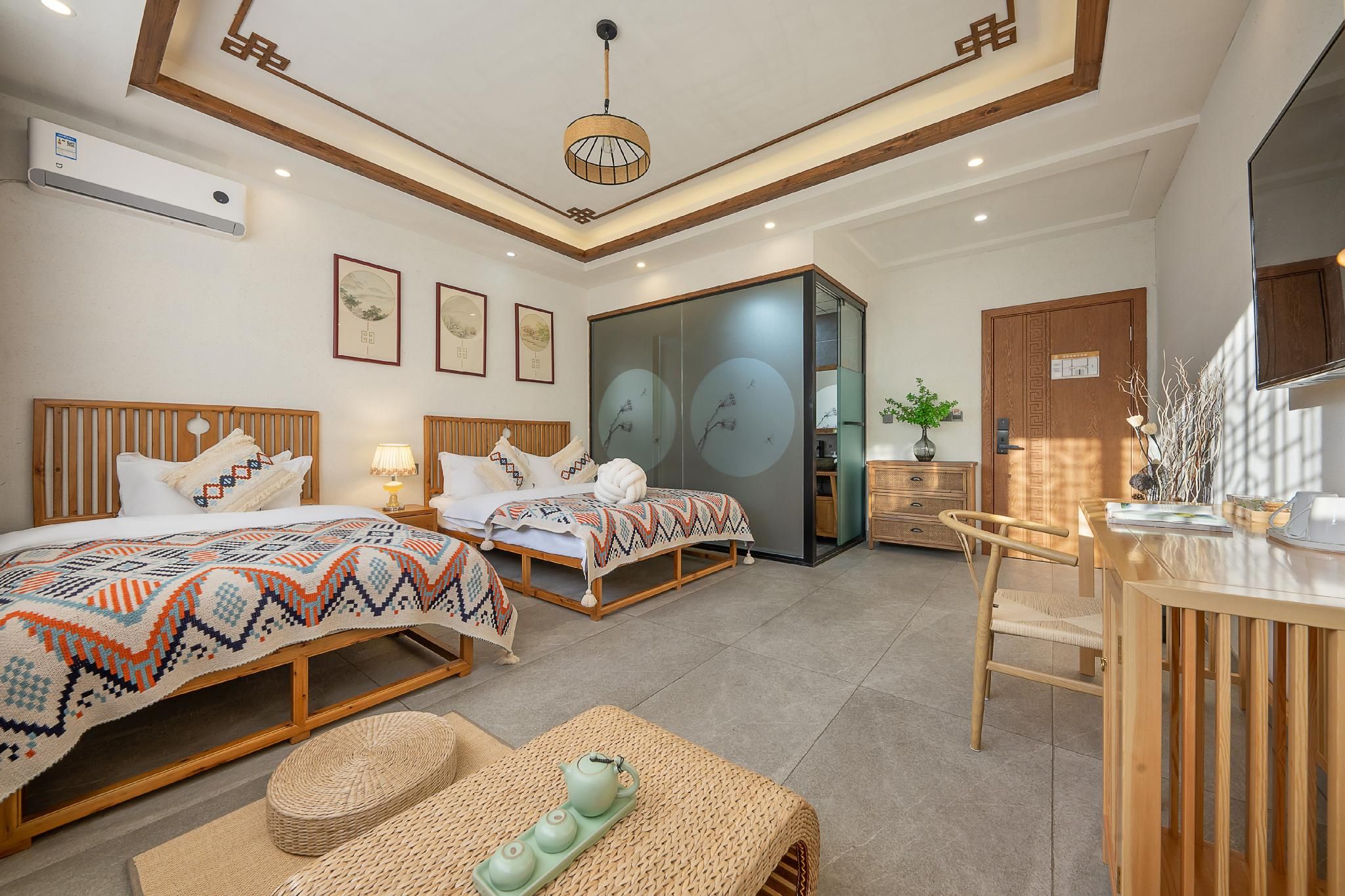 Family Room with Nature - Kid-Friendly