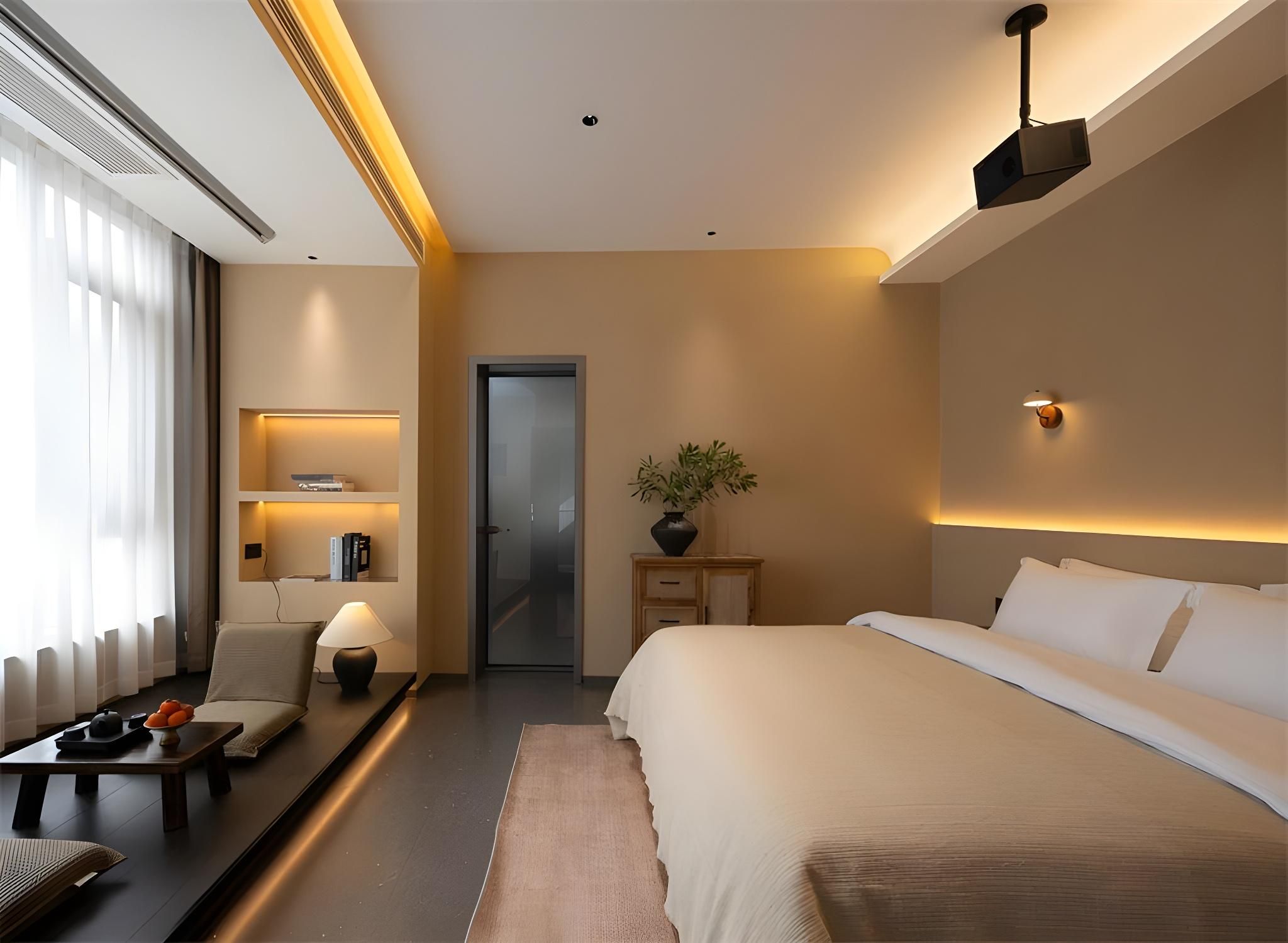 Room with Queen Bed