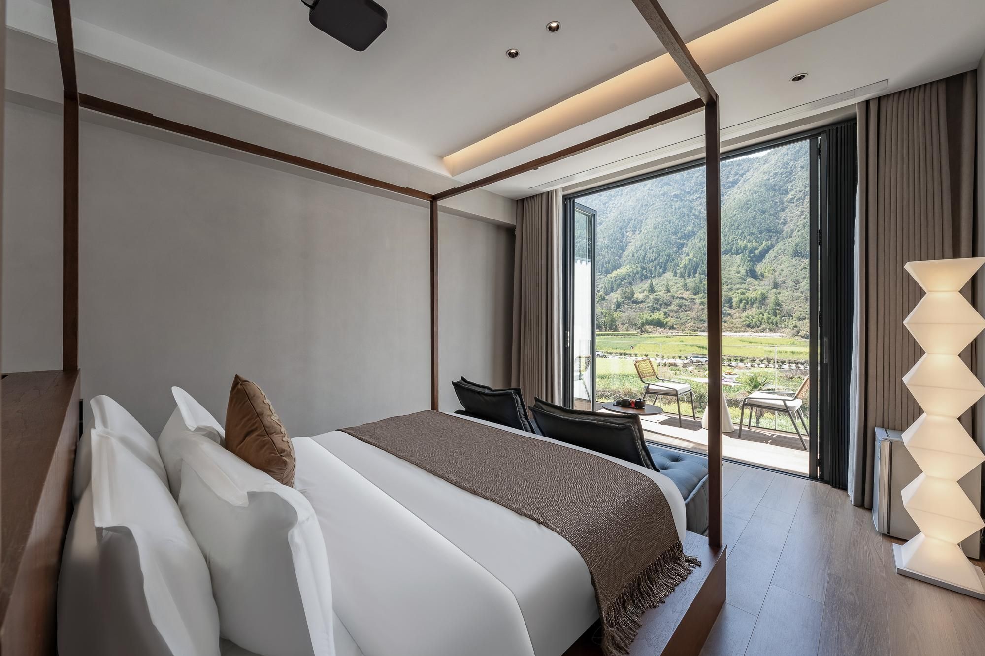 Huazhu - Room With Bed