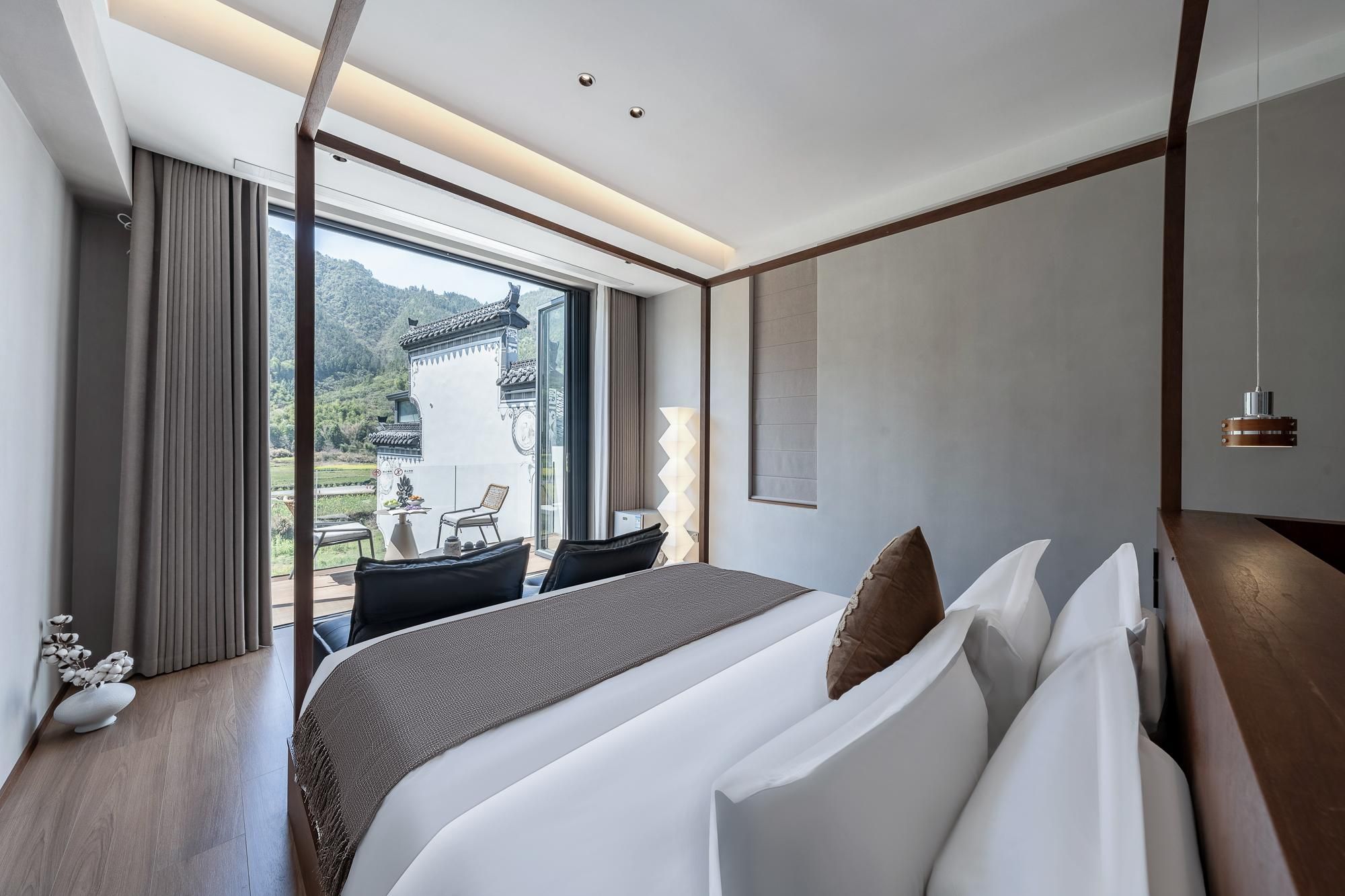 Huazhu - Room With Bed