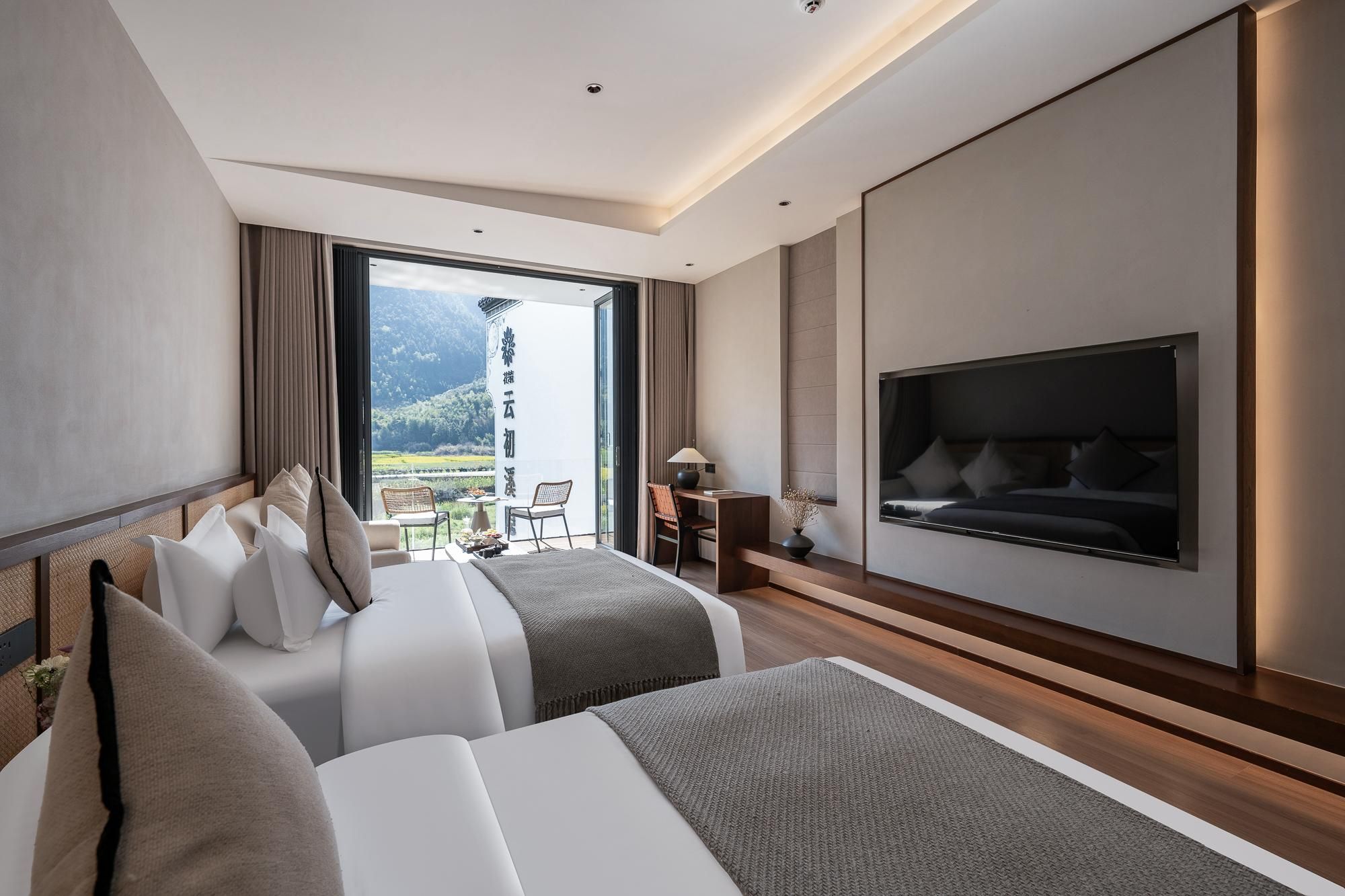 Family Room with Nature - Kid-Friendly