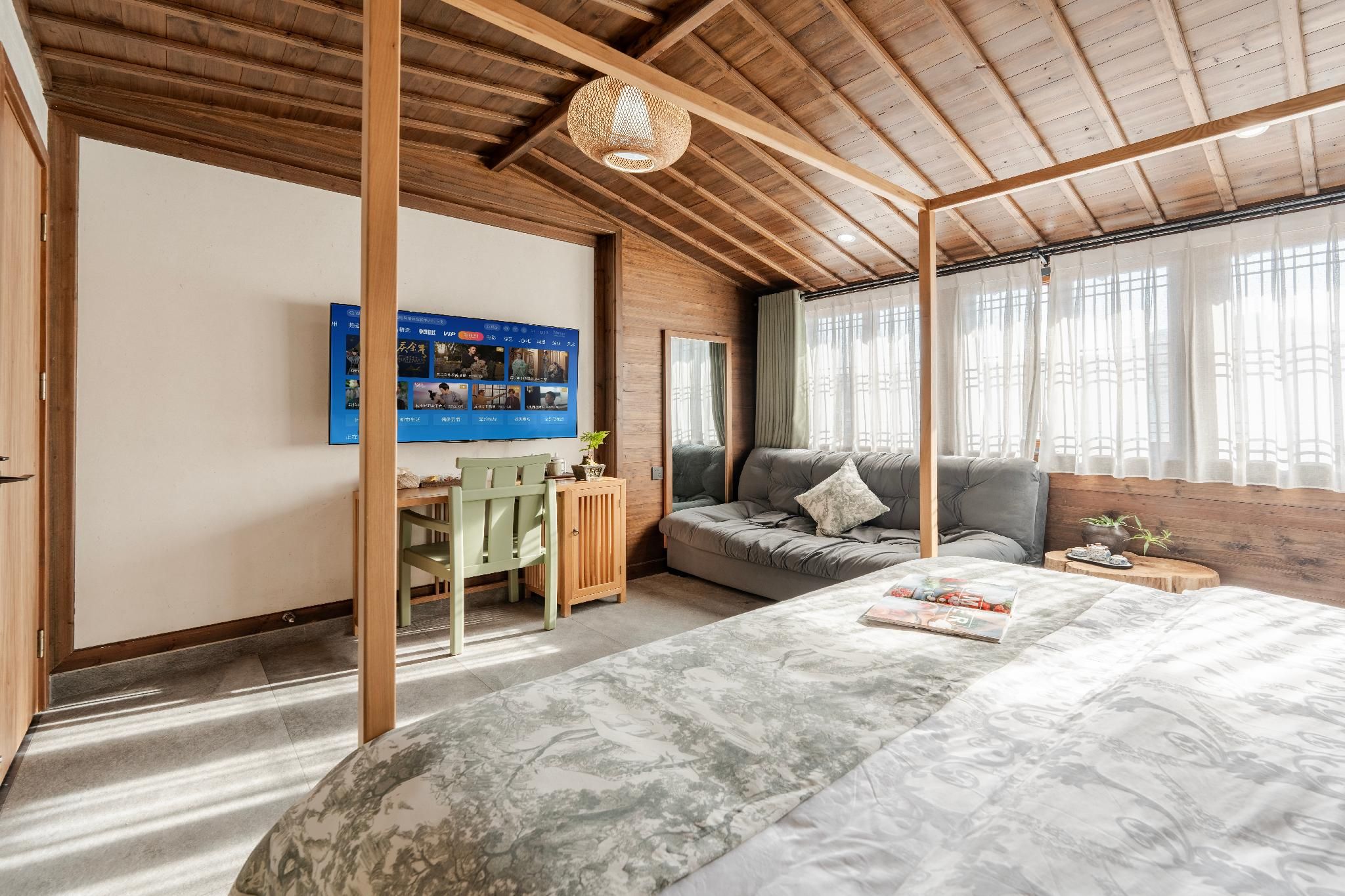 Queen Bed Room