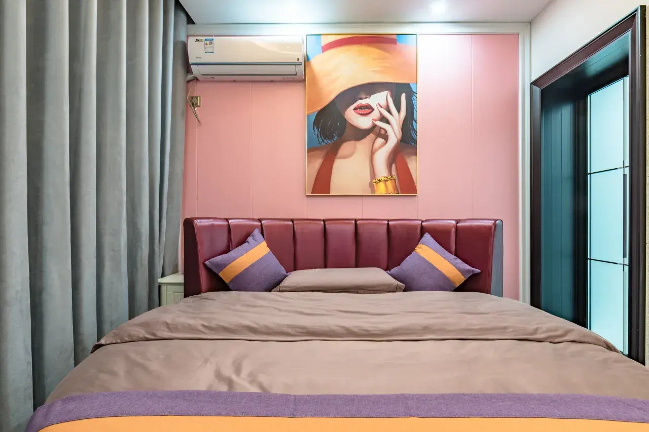 Round Bed Room
