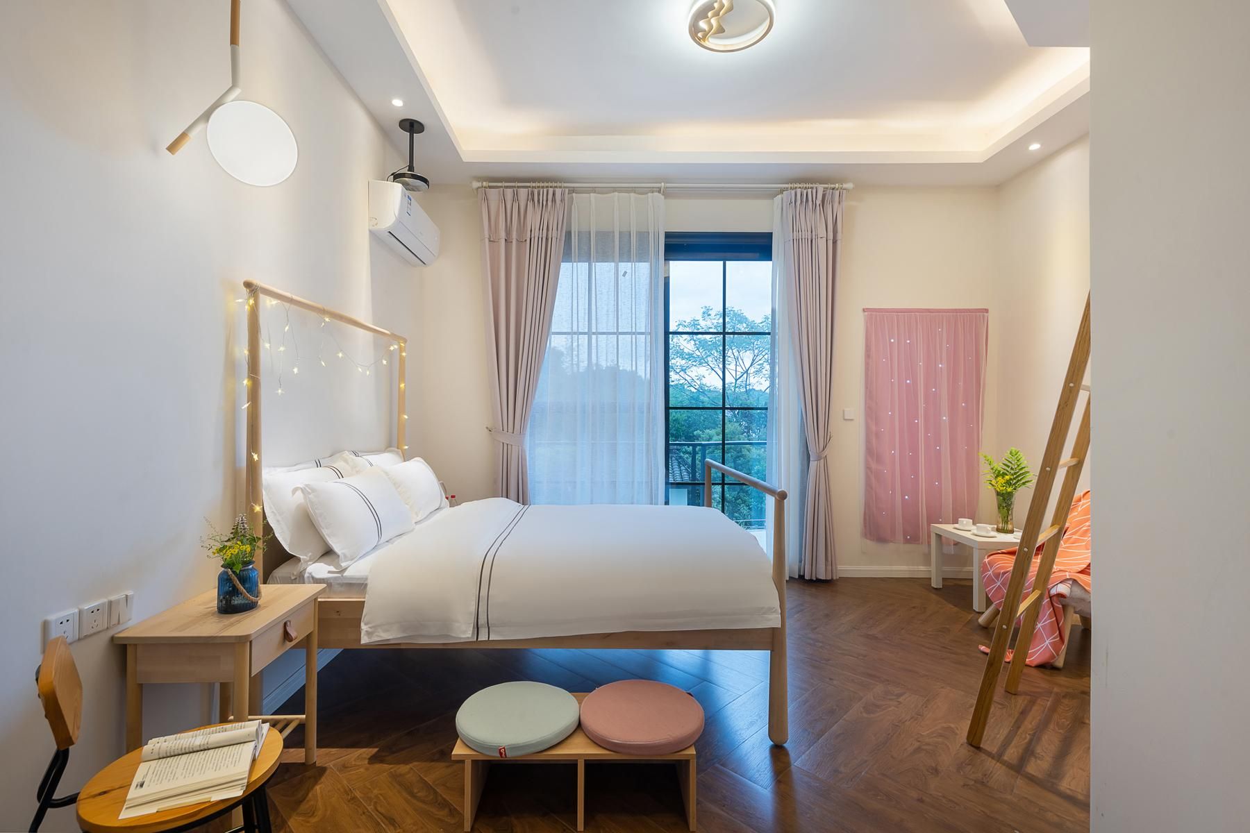 Mountain View King Room