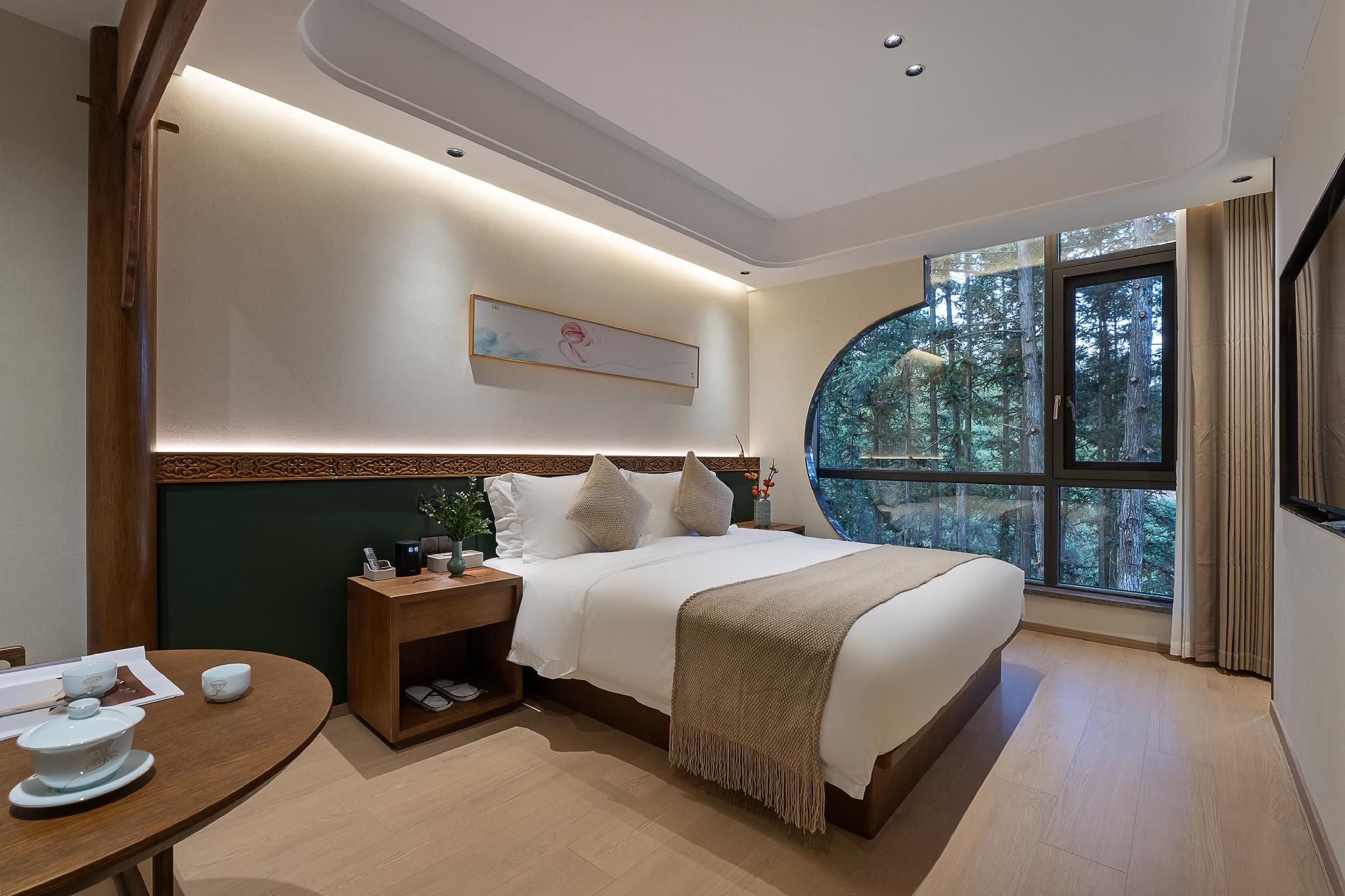 Deluxe Queen Room with Private Bathroom