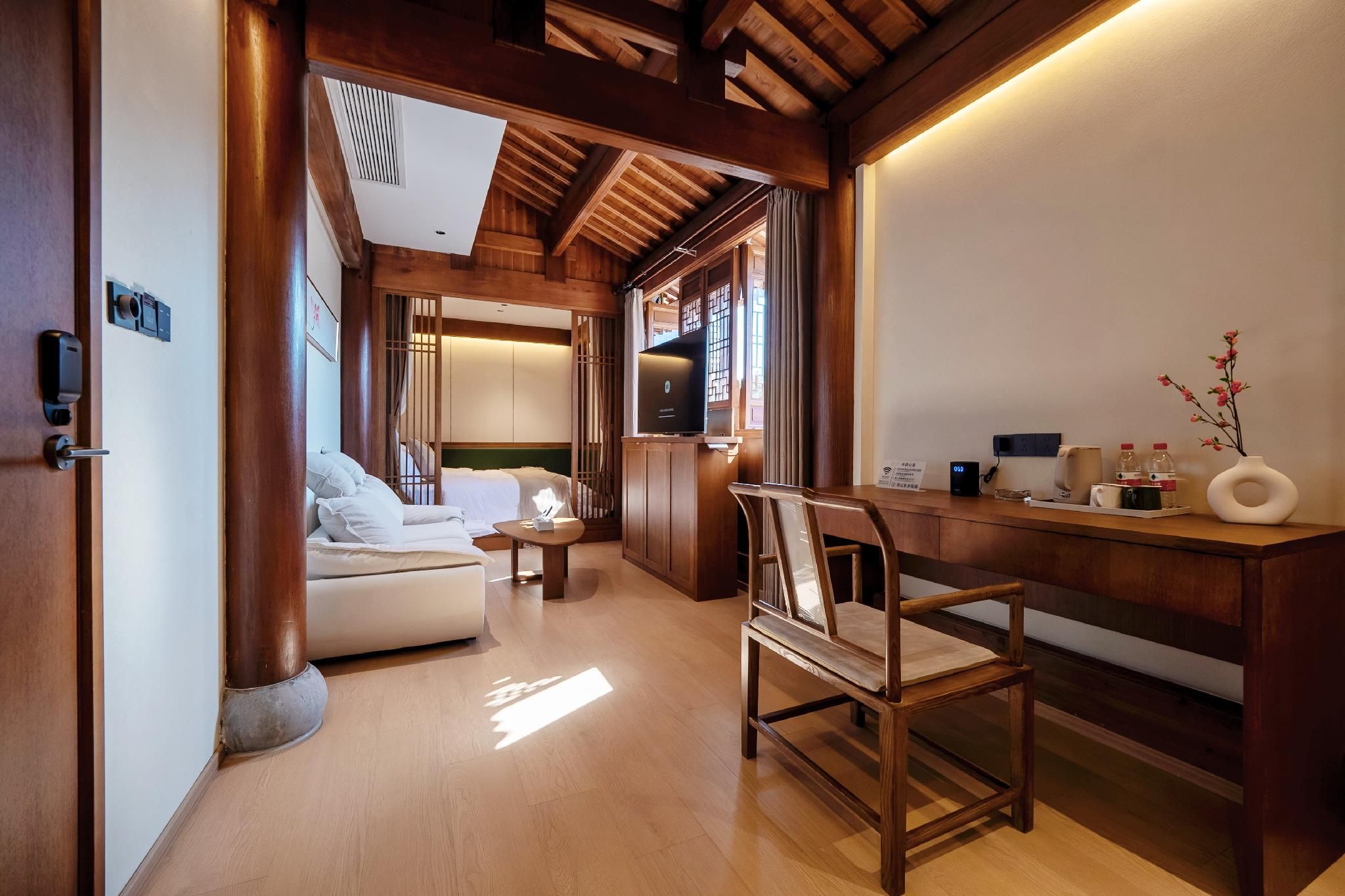 Deluxe Room Queen