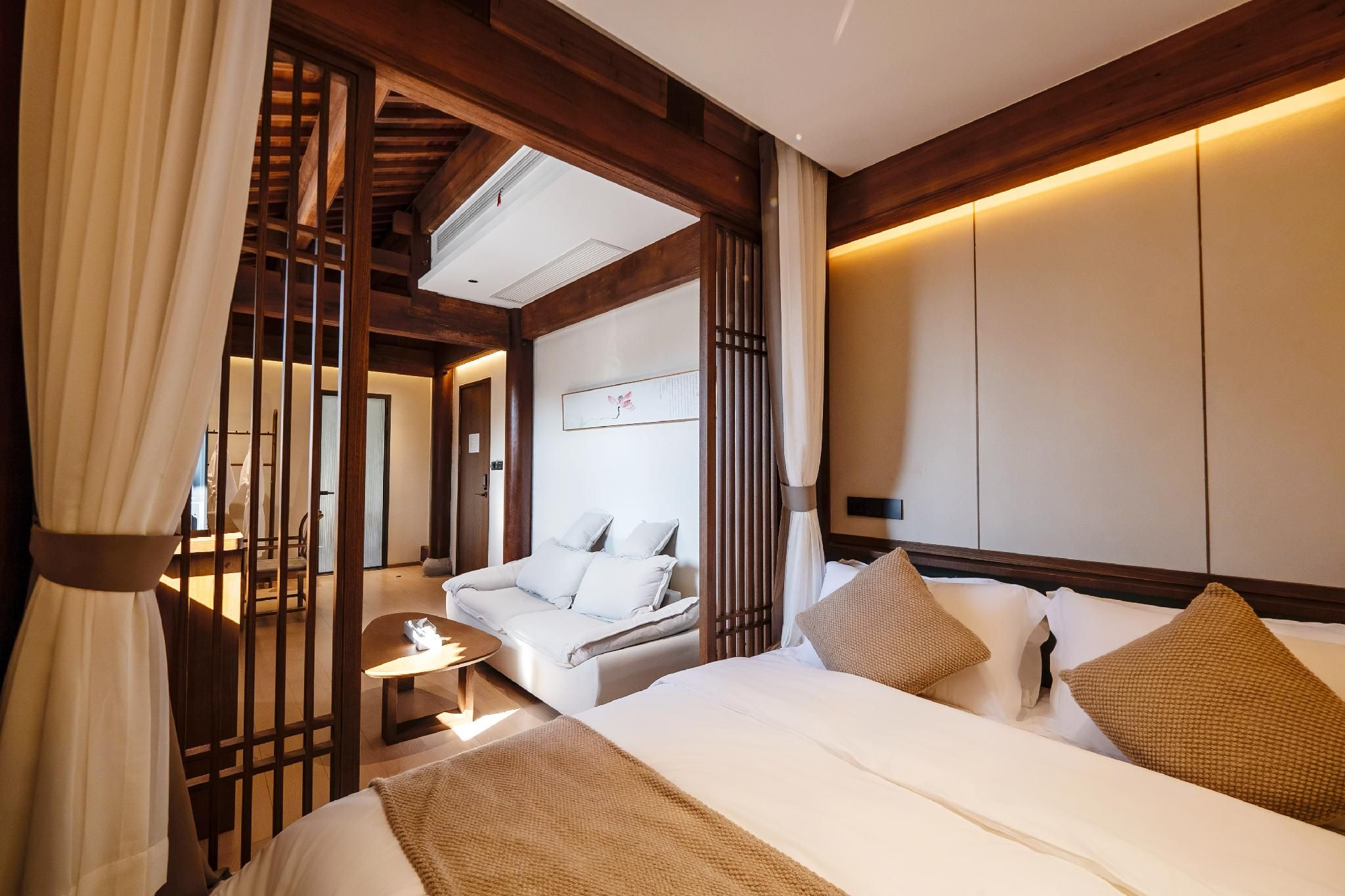 Deluxe Room Queen
