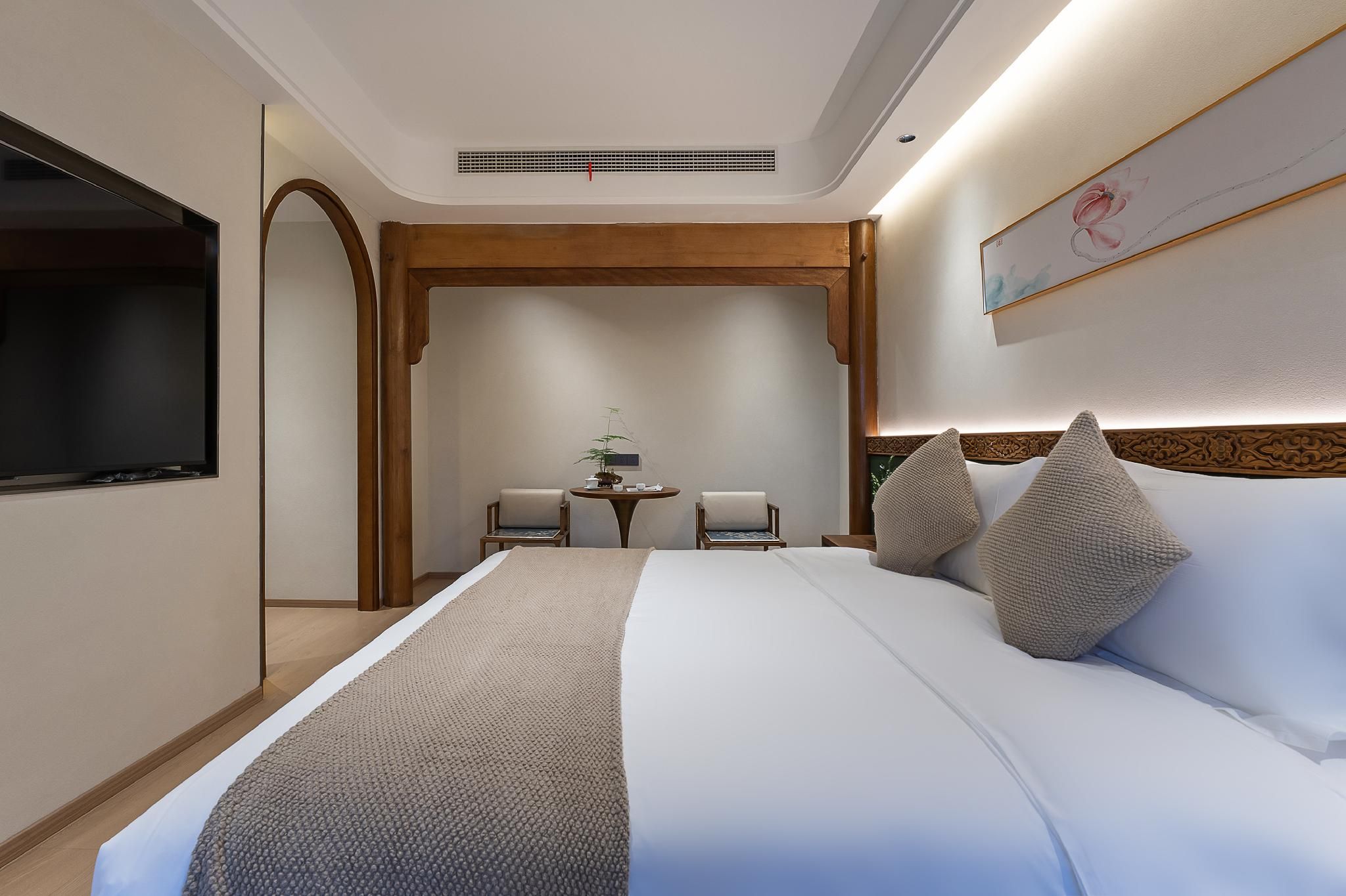 Deluxe Queen Room with Private Bathroom