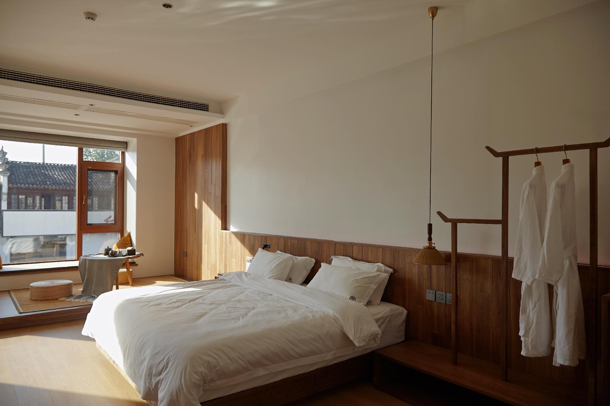 Huazhu - Room With Bed