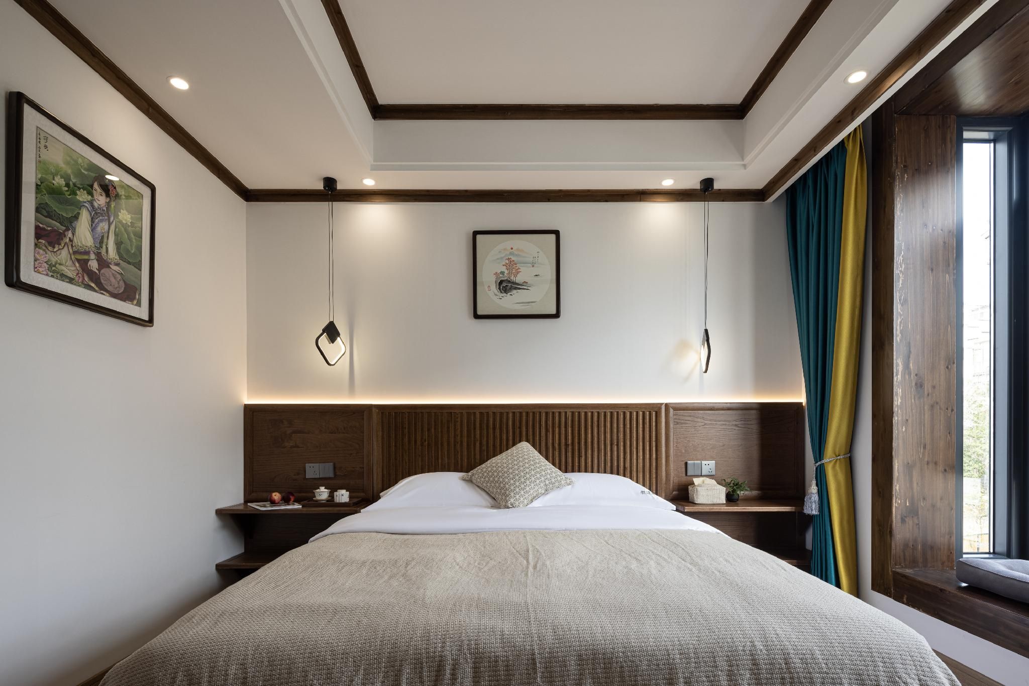 Room with Queen Bed