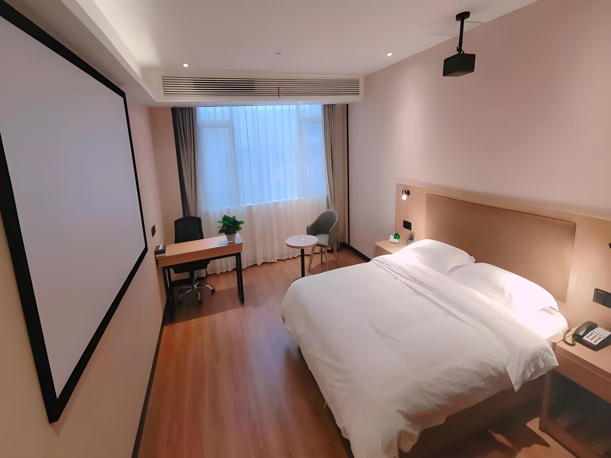 GTI - Feature 1 Bed Room, Cinema