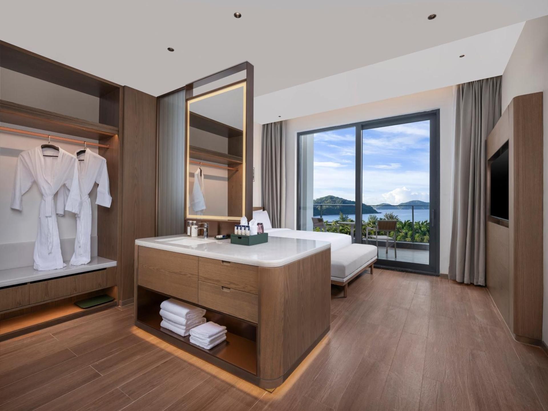 Standard King Room with Balcony and Sea View