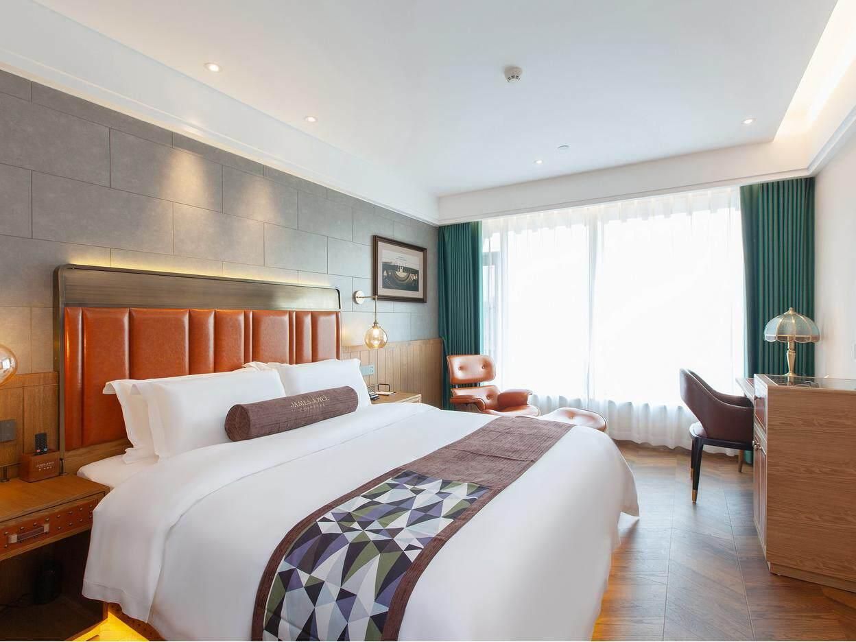 James Joyce - Feifan Bed Room With View