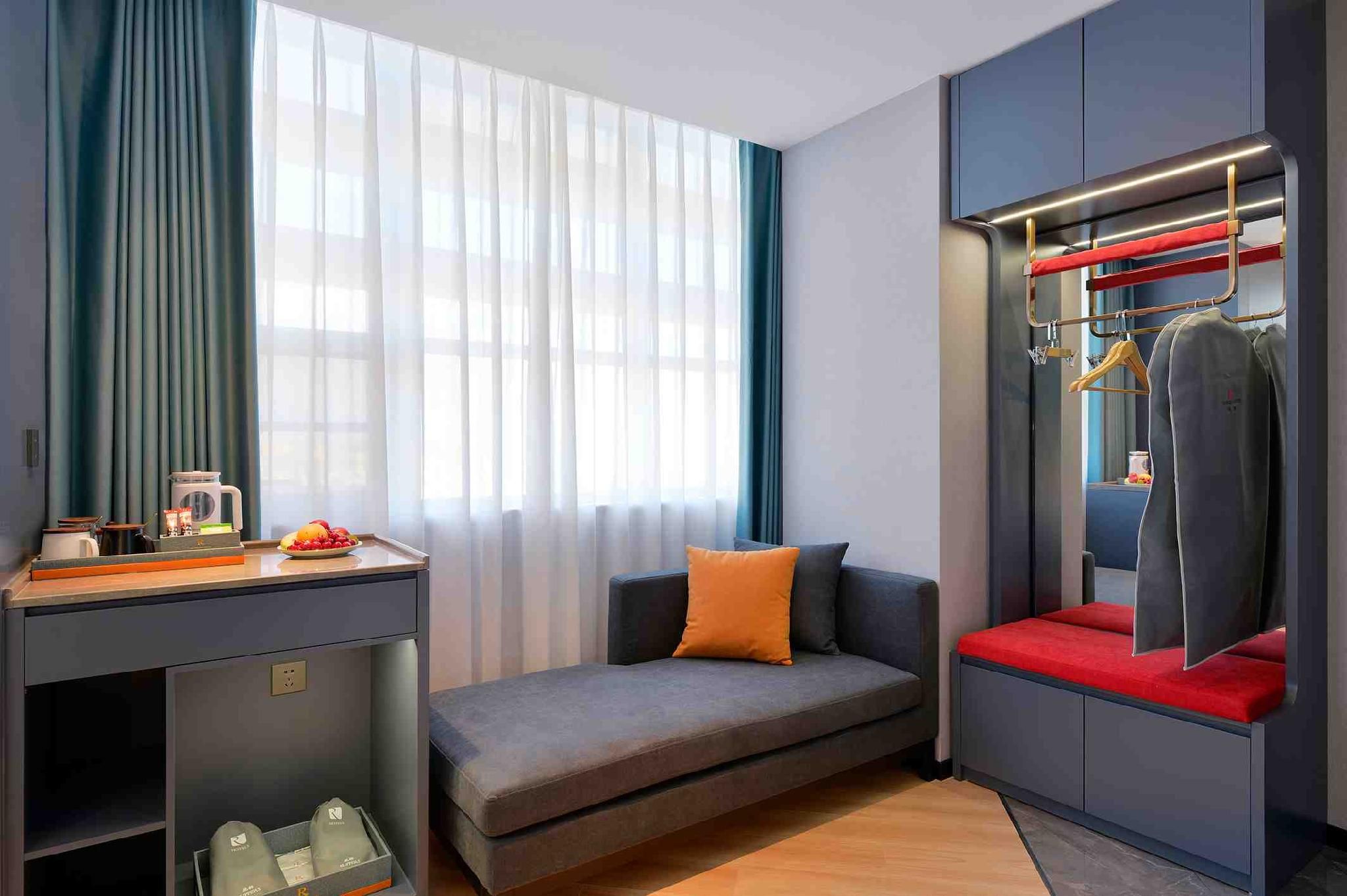 R Bed Room with City View