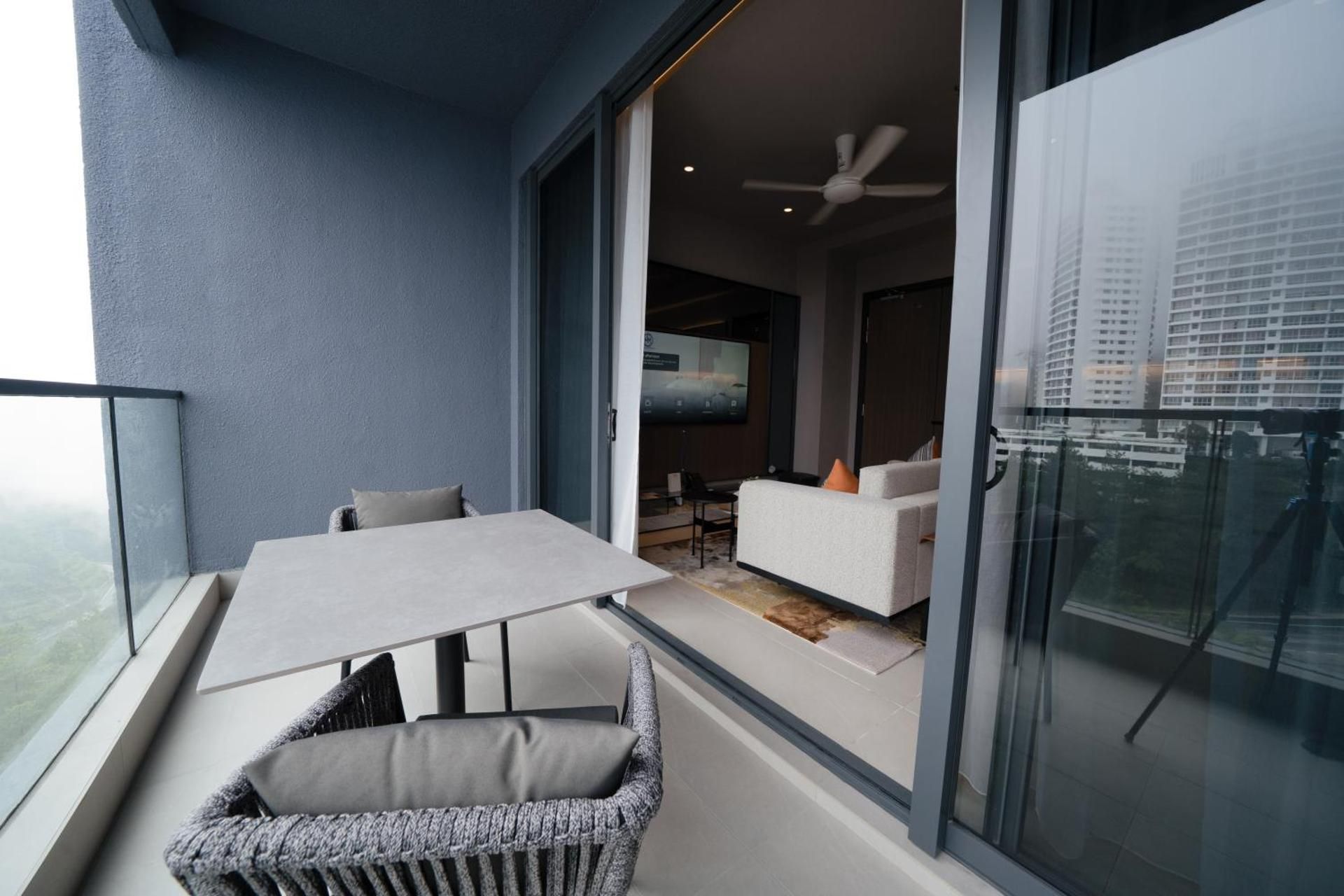One Bed Room with Bathtub