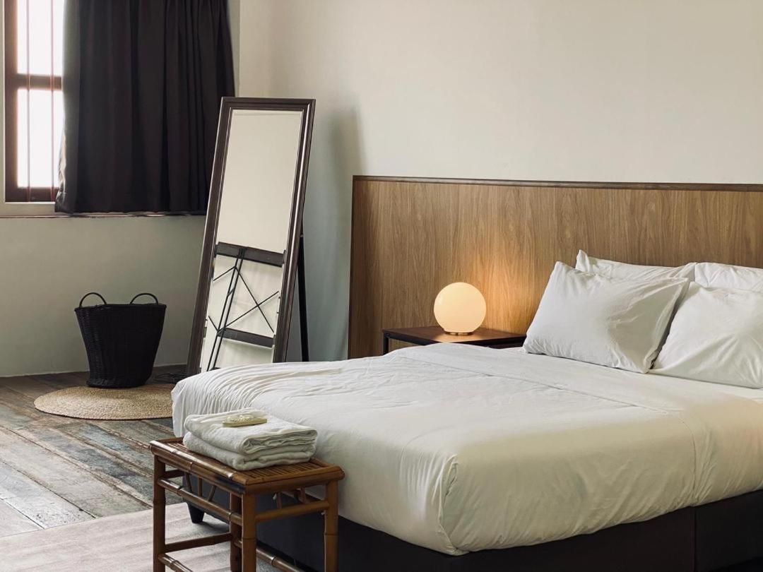 Three-Bedroom Townhouse (off site - 3 mins walk to Kimberley St Food Night Market)