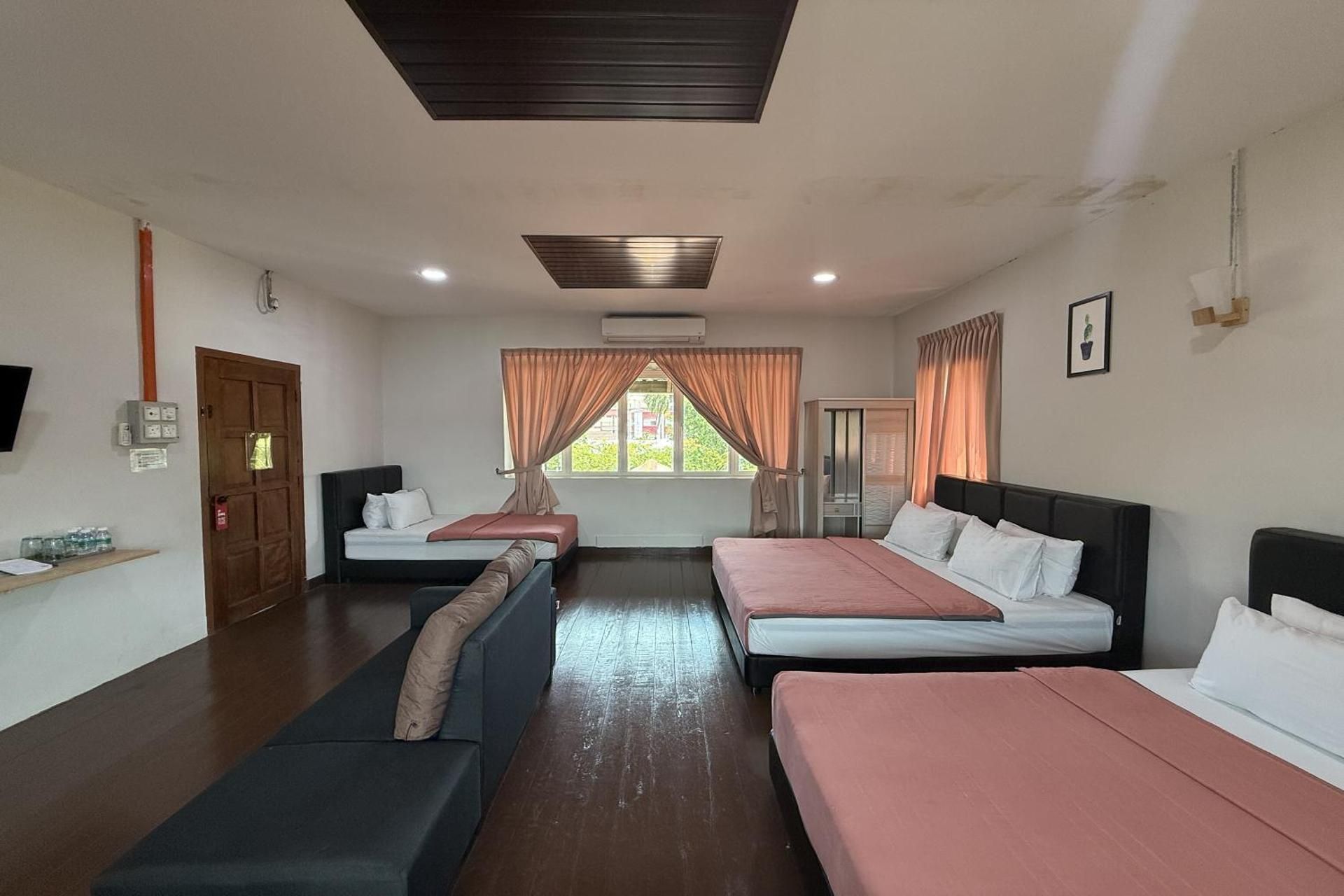 Family Room with Garden View