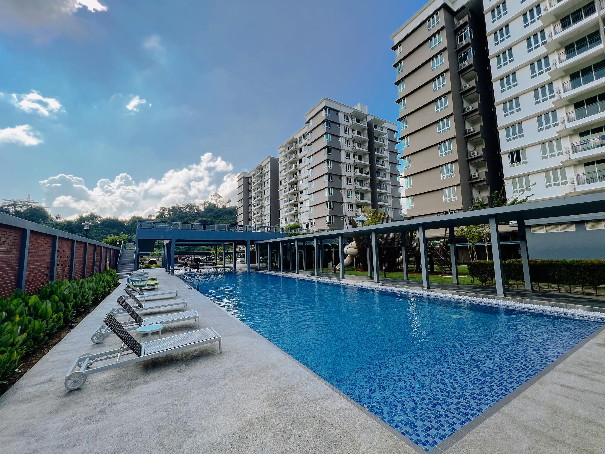 swimming pool [outdoor]