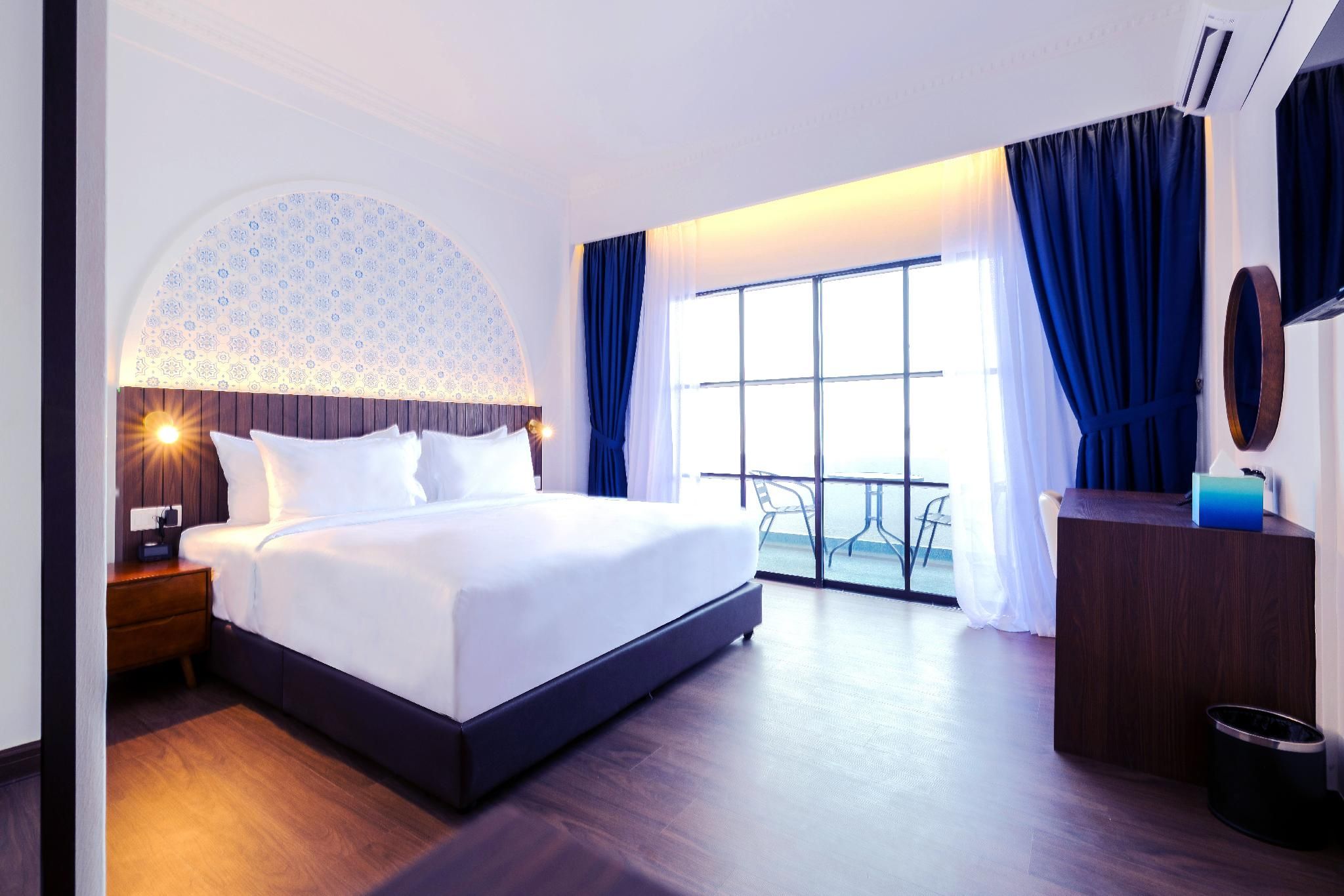 1 King Bed, Lux King Ocean Room, Non-Smoking