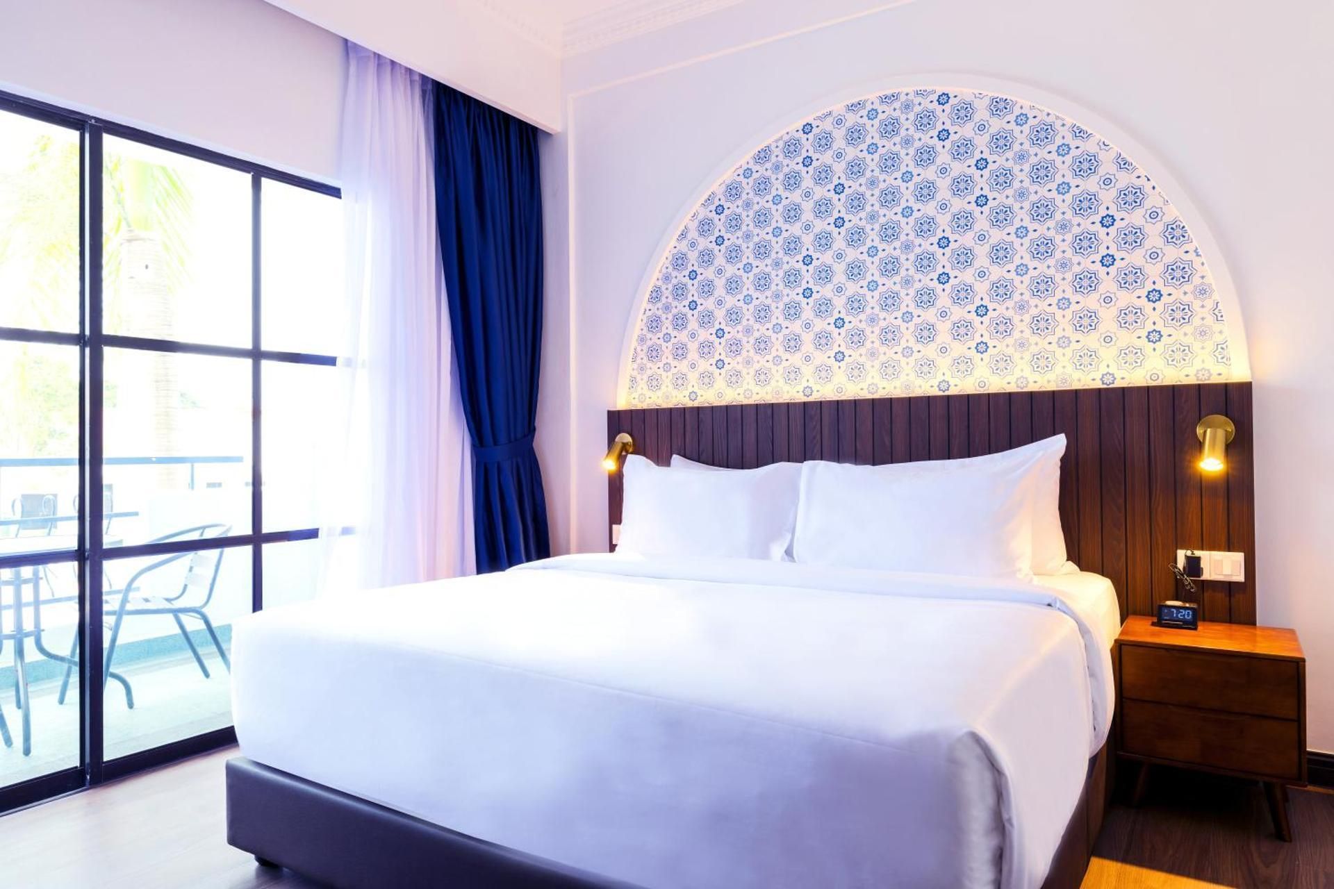 1 King Bed, Lux King Courtyard Room, Non-Smoking