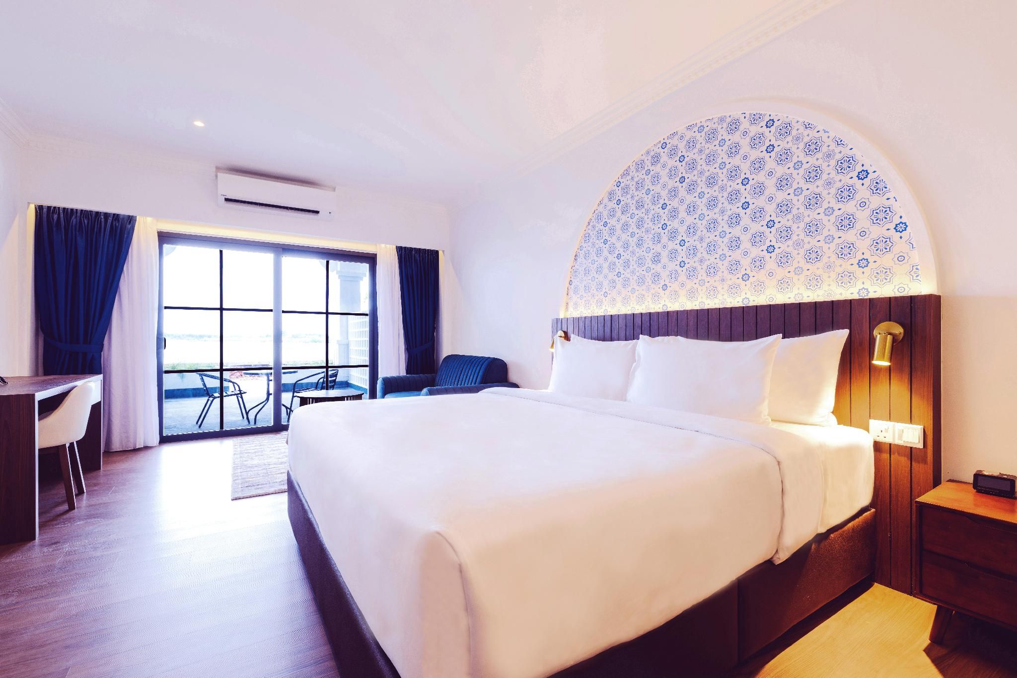 1 King Bed, Prestige King Ocean Room, Non-Smoking