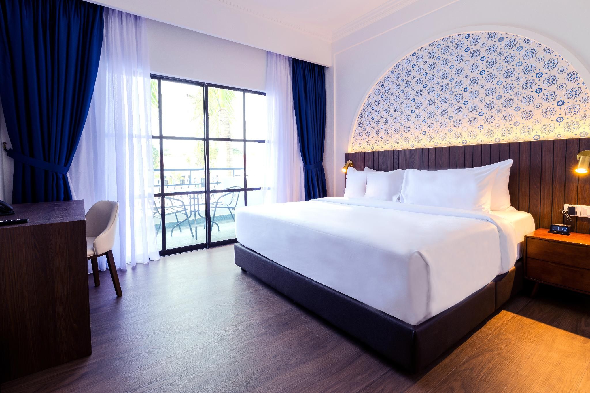 1 King Bed, Lux King Courtyard Room, Non-Smoking