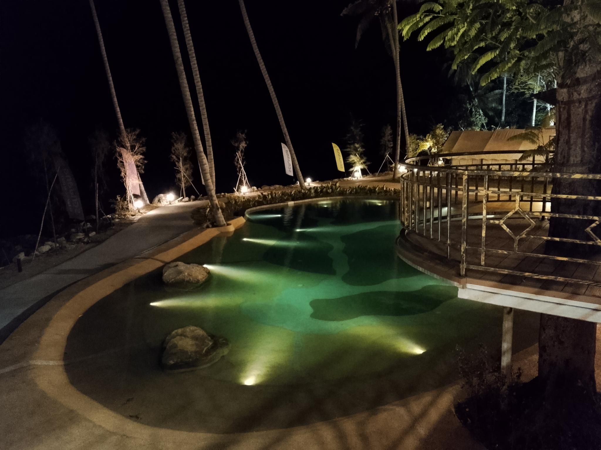 swimming pool [outdoor]