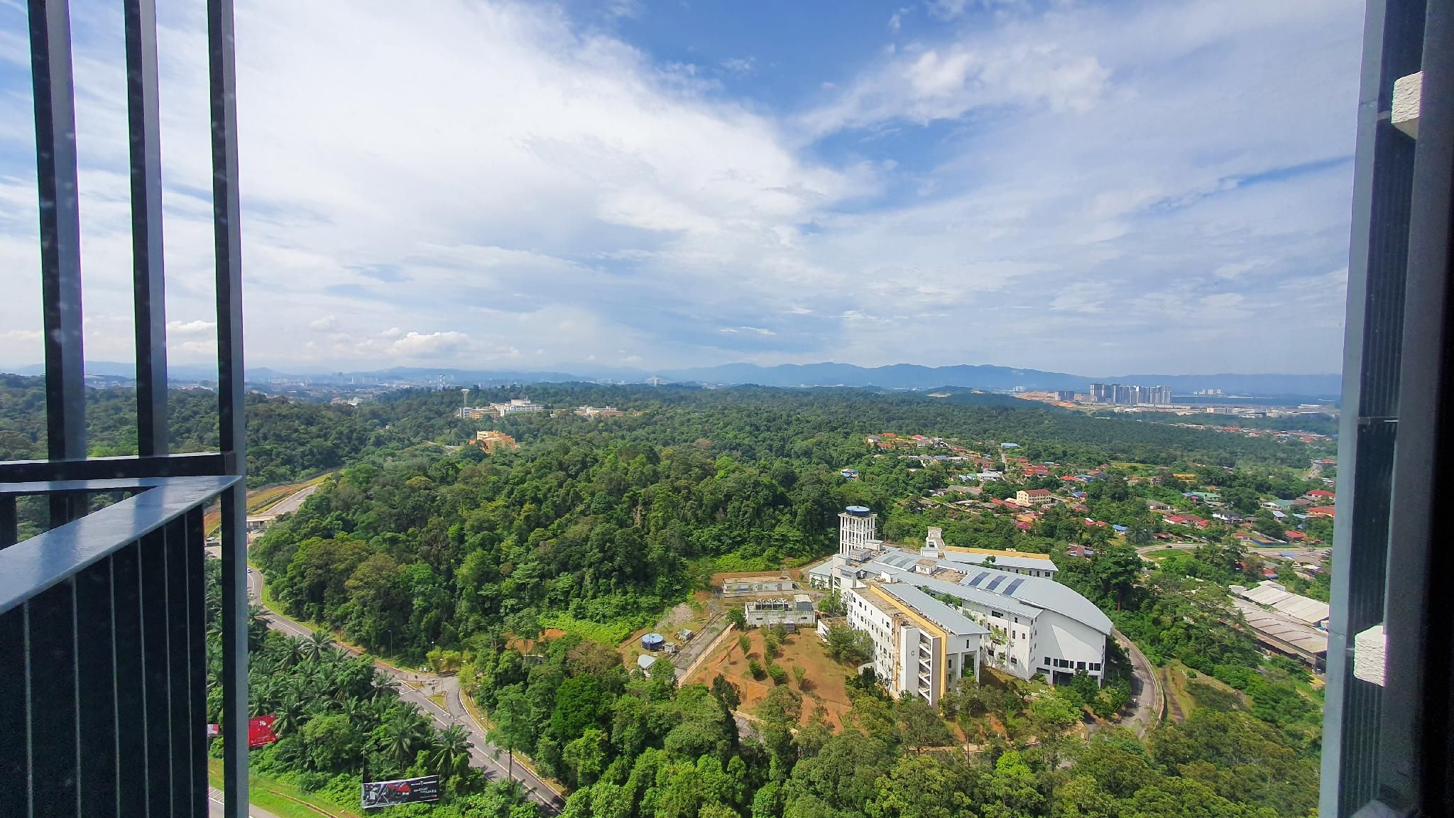 Modern condo (3) with AC and pool at Bangi