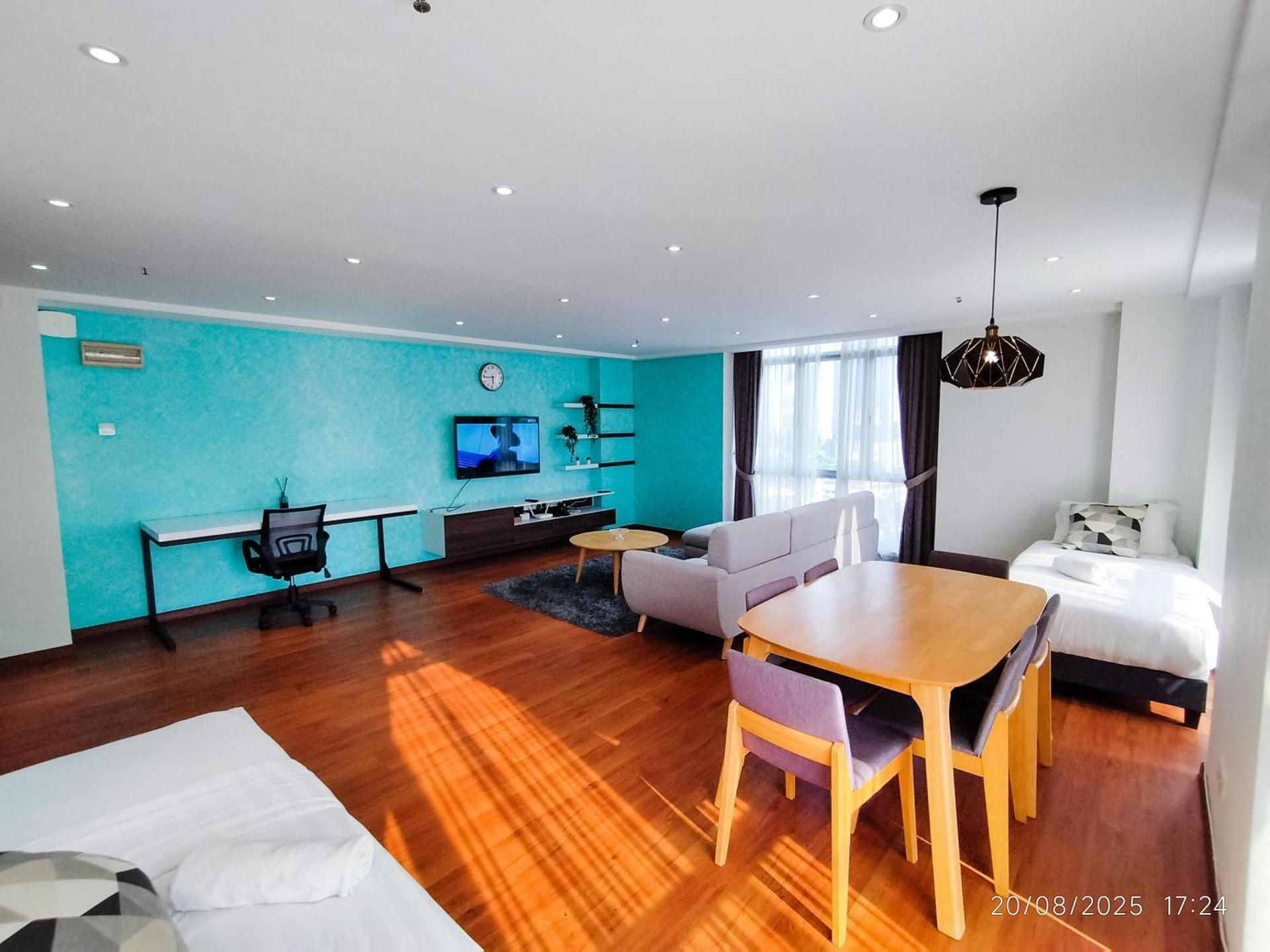 One-Bedroom Apartment with View