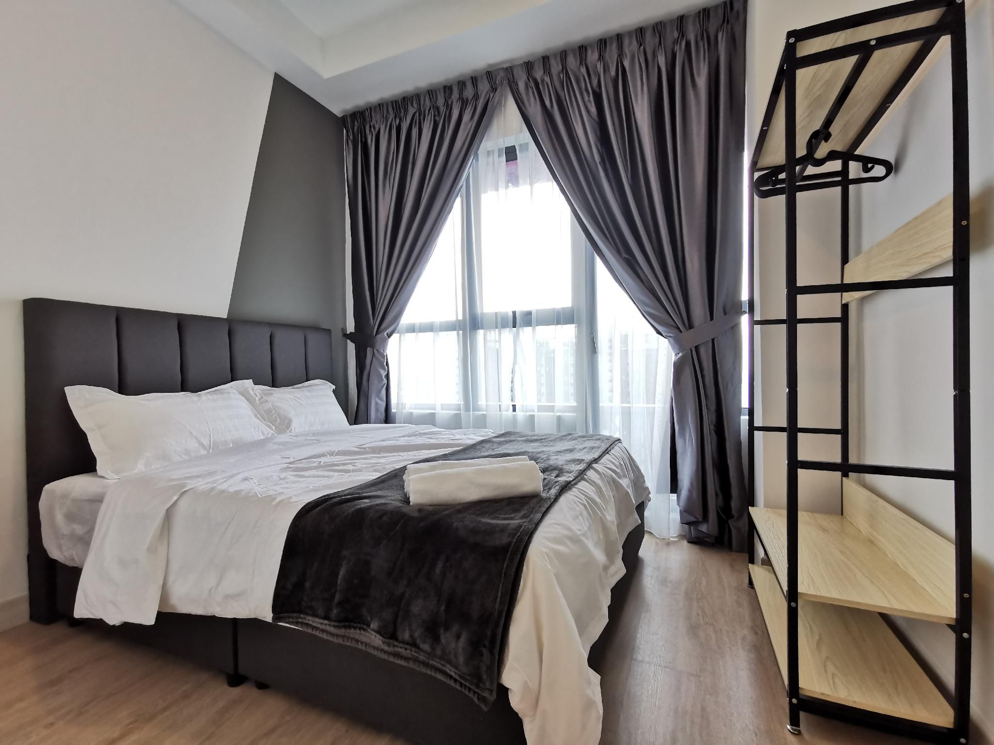 Arte Plus | 3 bed 2 bath | Wainscotting Homestay