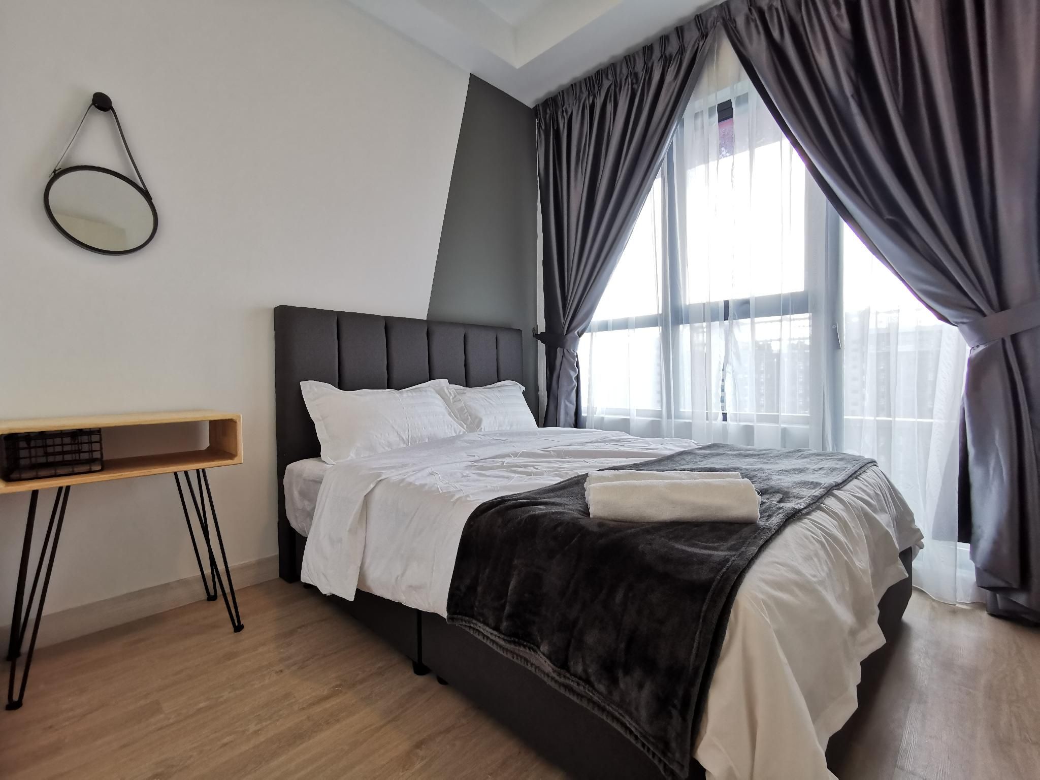 Arte Plus | 3 bed 2 bath | Wainscotting Homestay