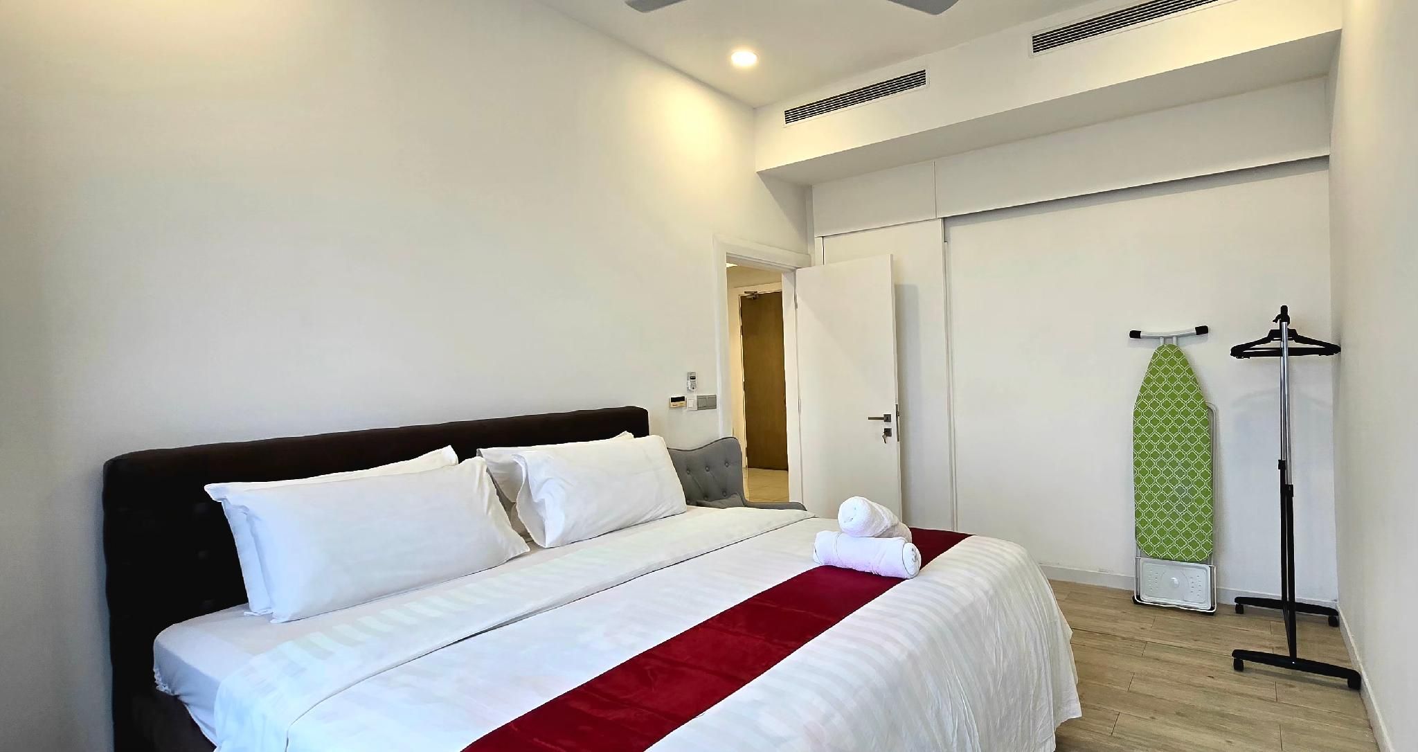 Premium 1 King Bed with Lake View
